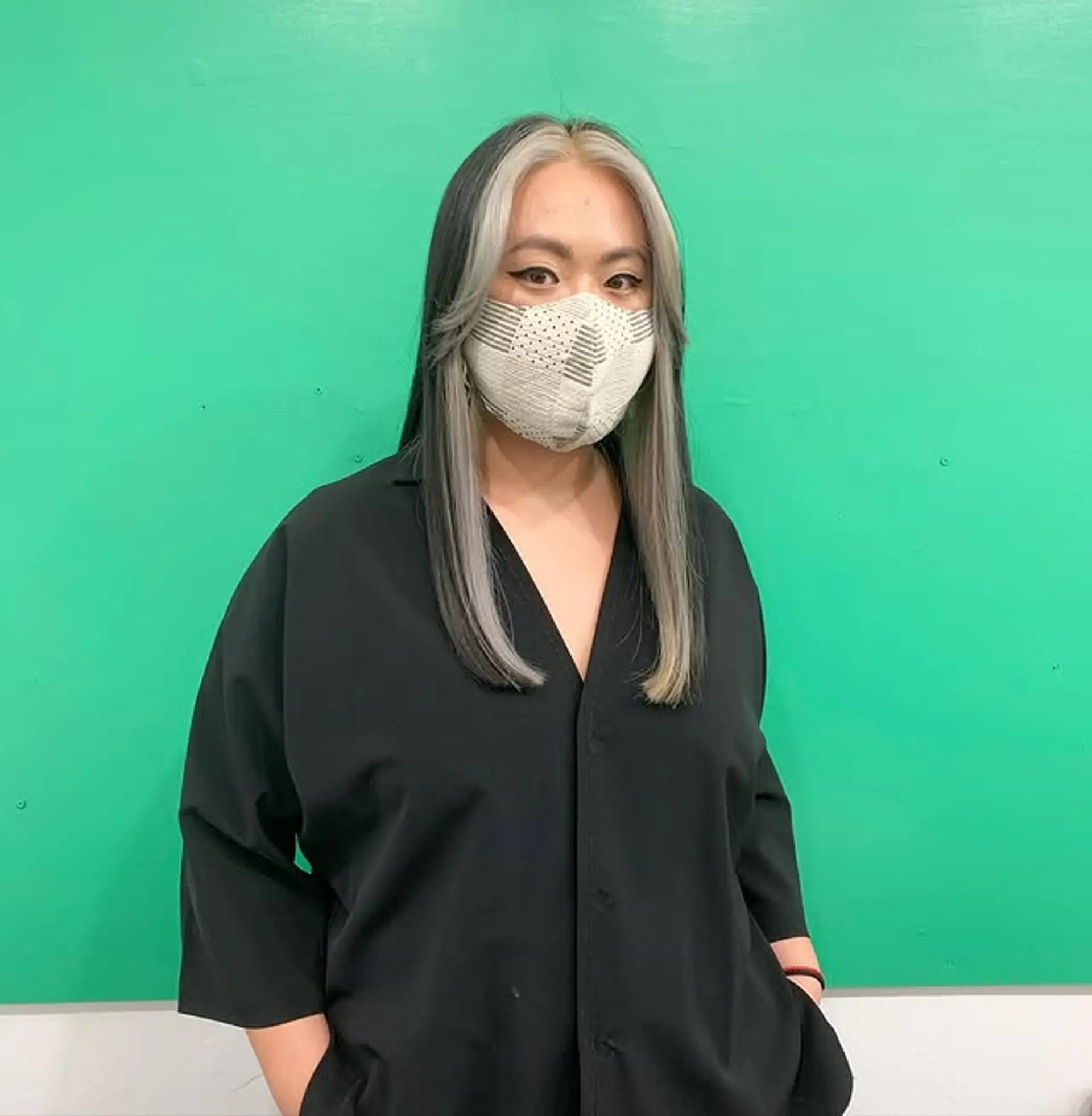 Long straight hair with prominent money piece highlights. 1