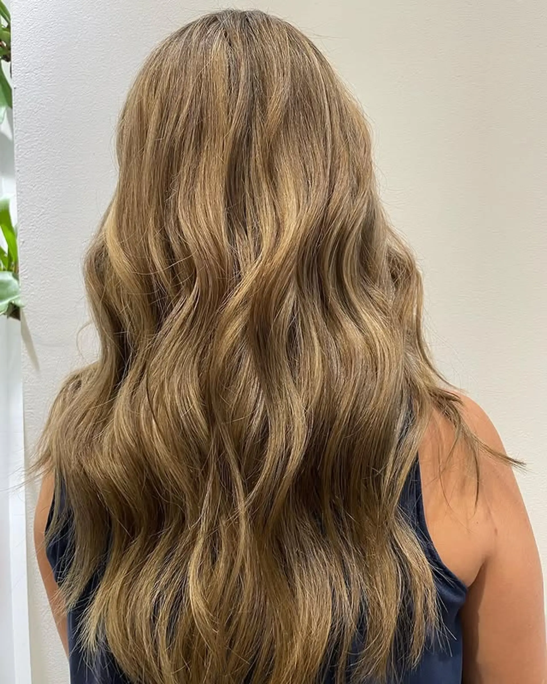 Long wavy hair with a bronde balayage. 1