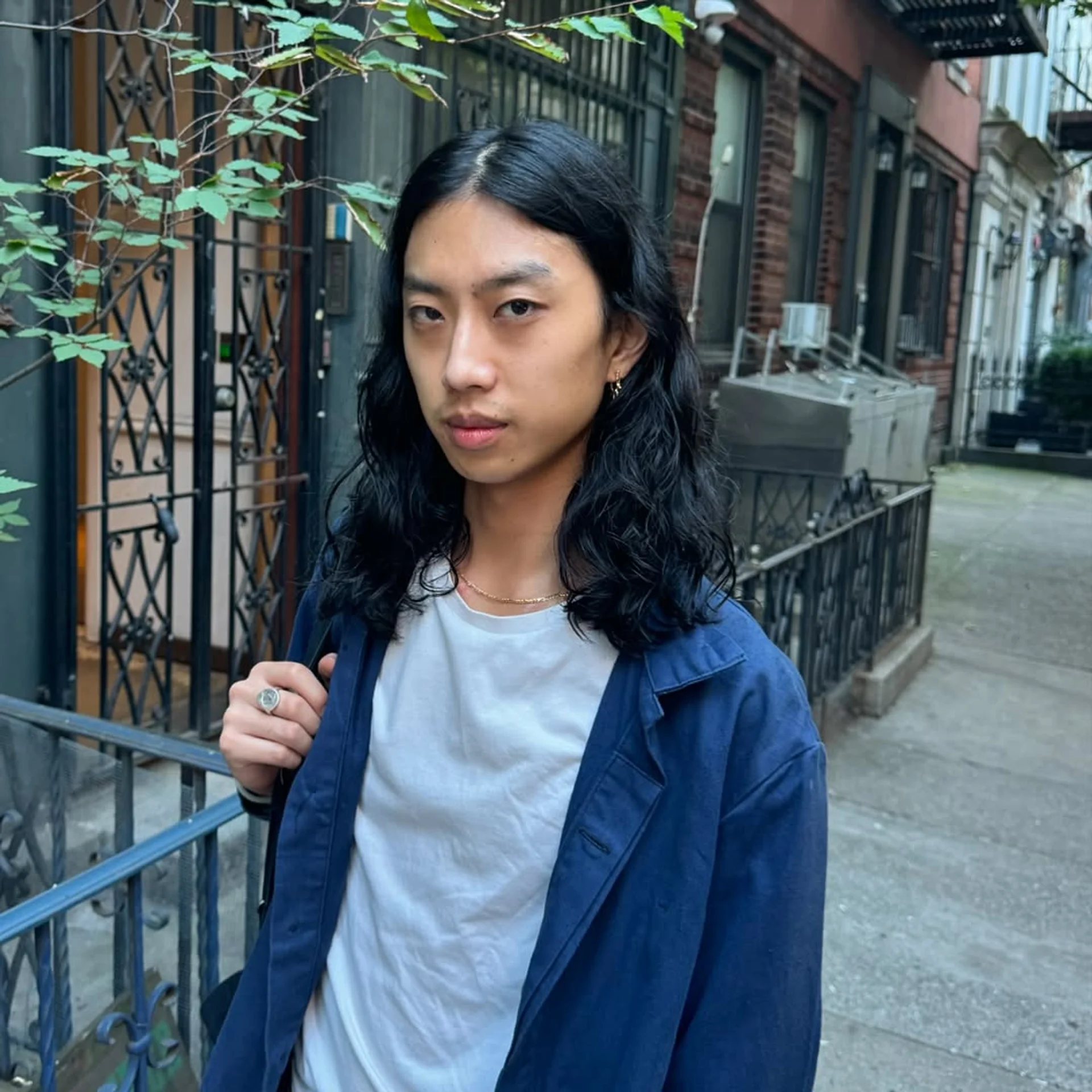 Medium-length wavy flow haircut parted down the center - Preview 1