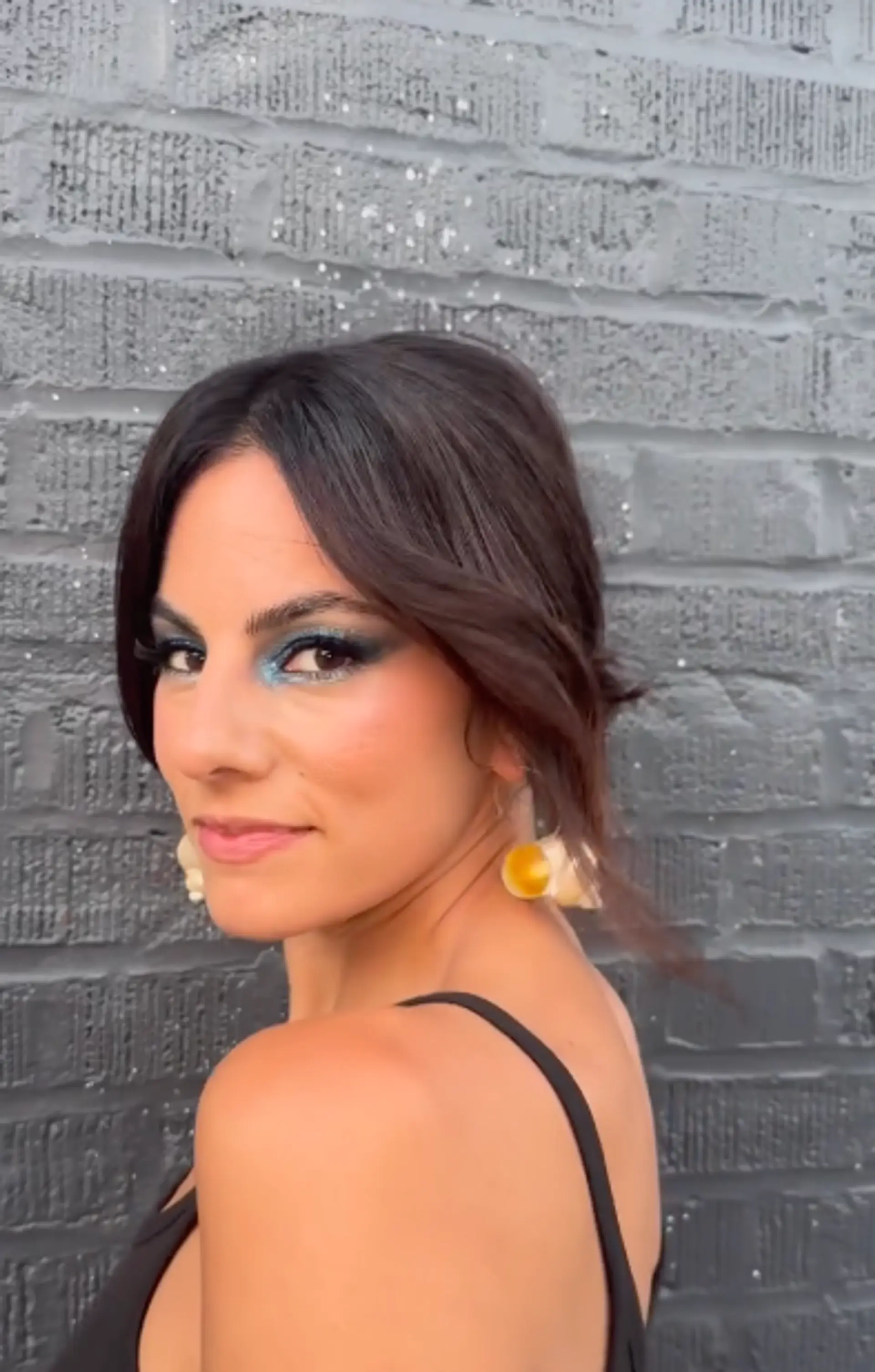 An elegant evening twist on a deep blue eyeshadow makeup look. Perfect for any evening night-out. 1