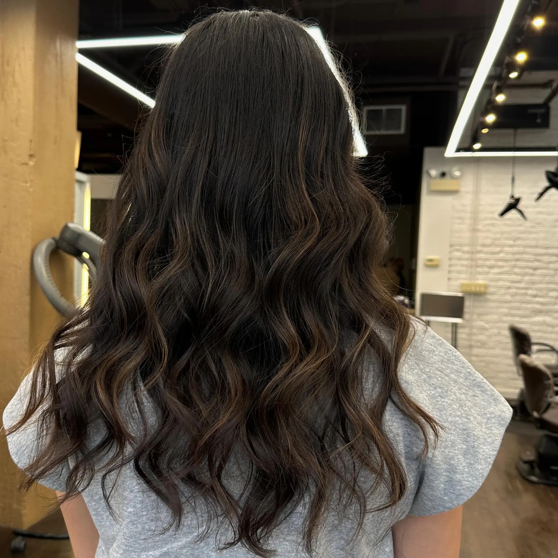 Long, wavy hairstyle with caramel balayage highlights. 1