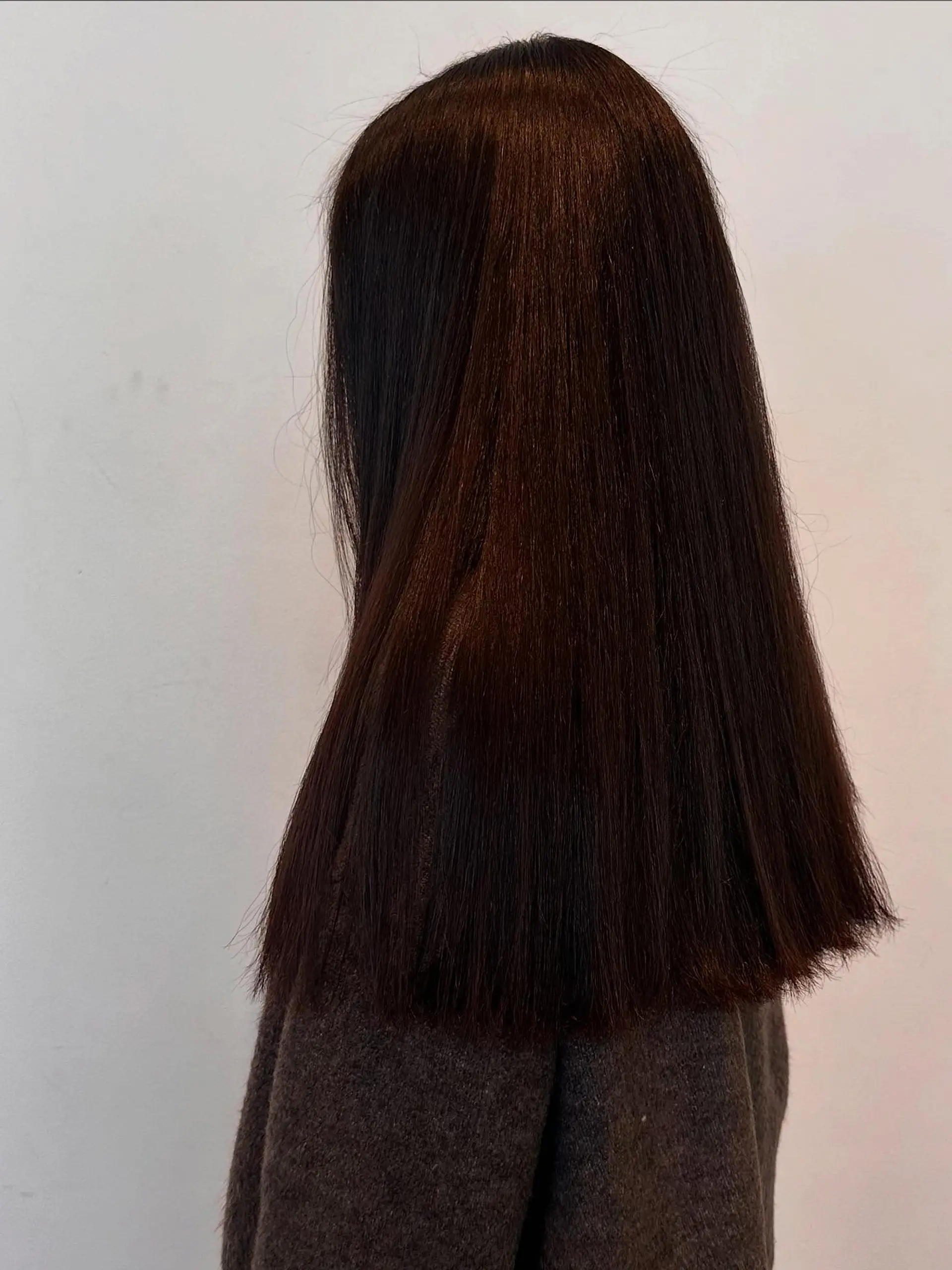 A super sleek, straight long blowout featuring a sharp blunt cut with an ultra-glossy, smooth finish. 1