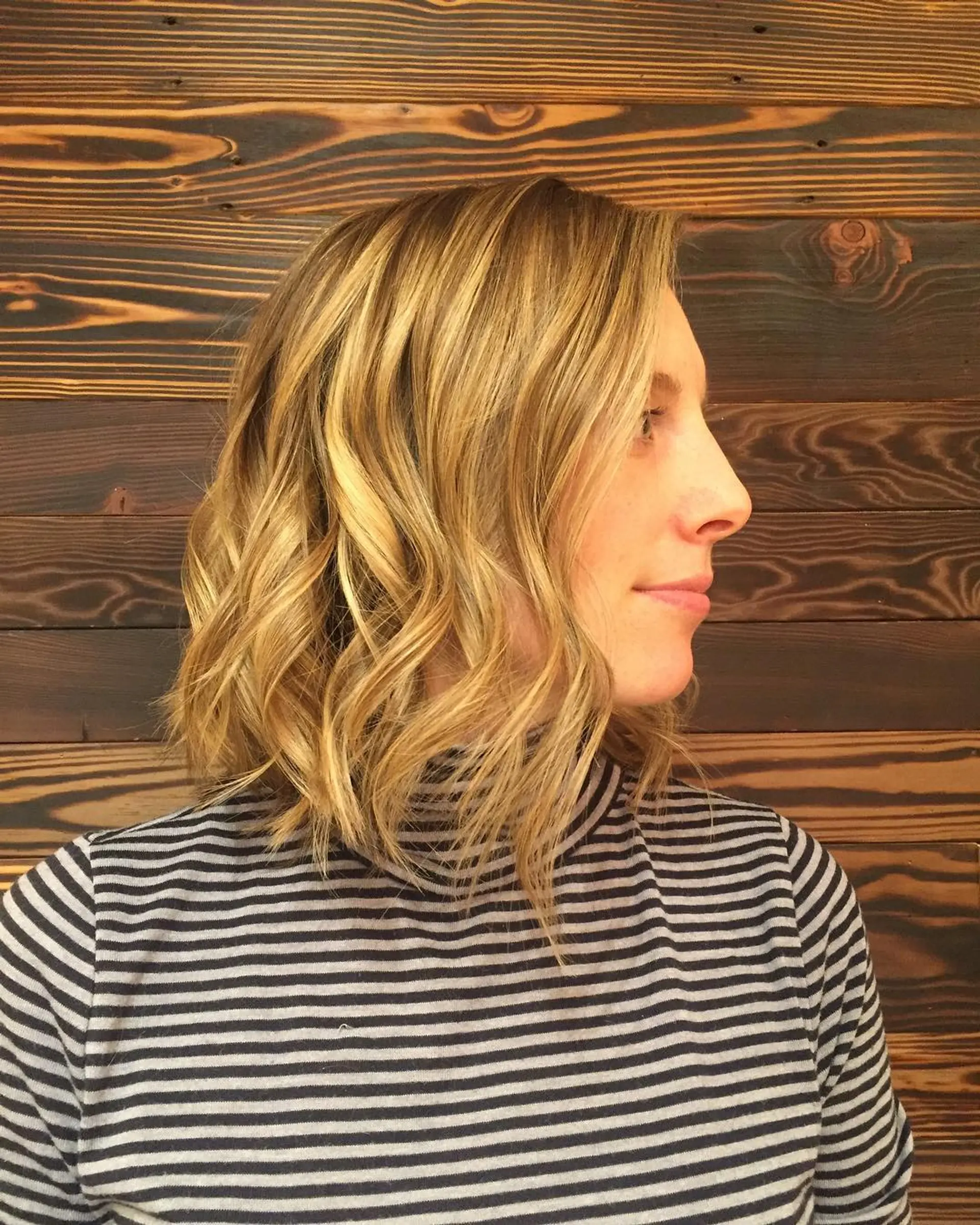 A shoulder-length lob with soft, beachy waves. 1