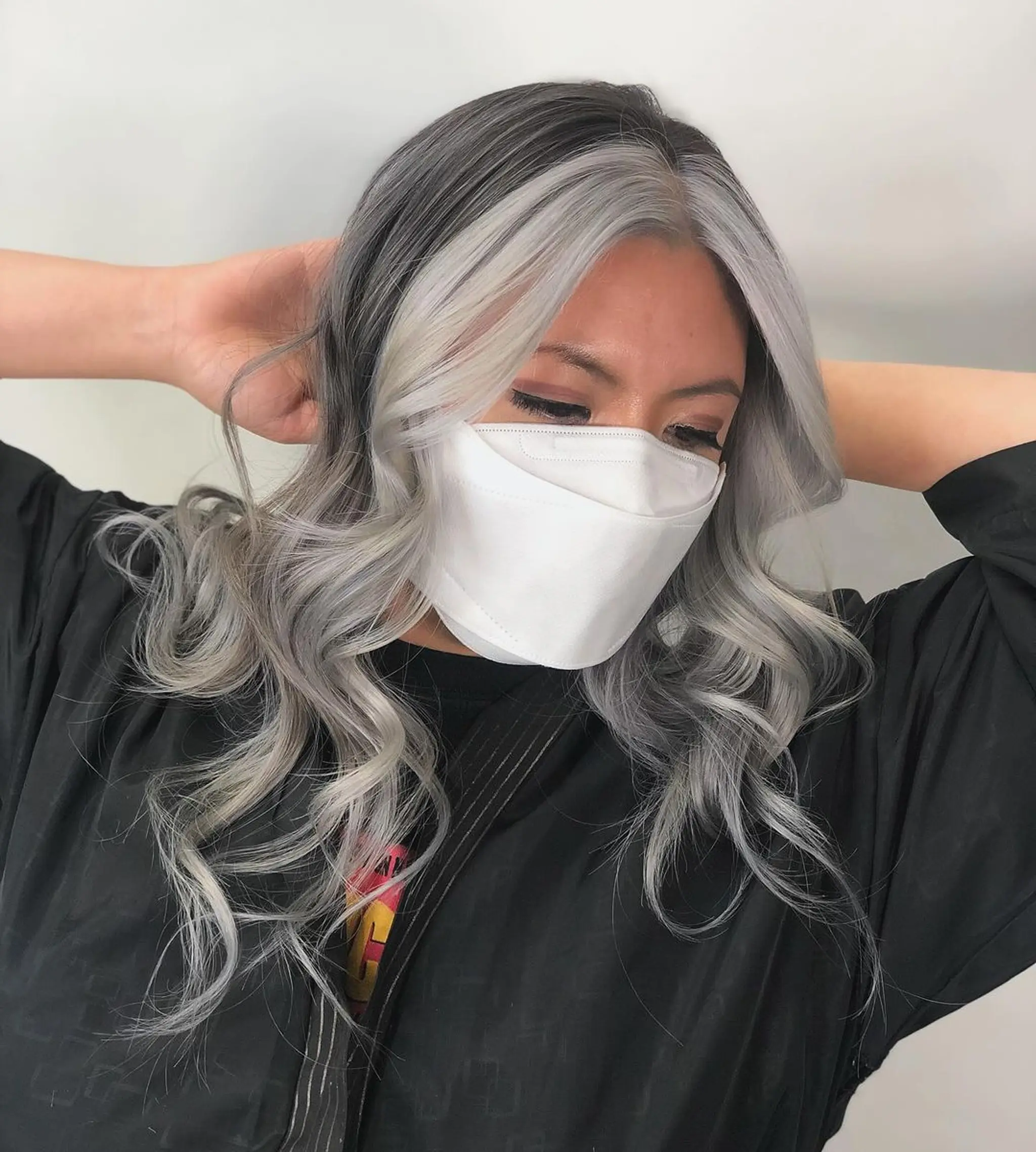 Long wavy hair with a black base transitioning into silver and gray balayage, featuring soft wave.
Stylist - @xcellent_jason