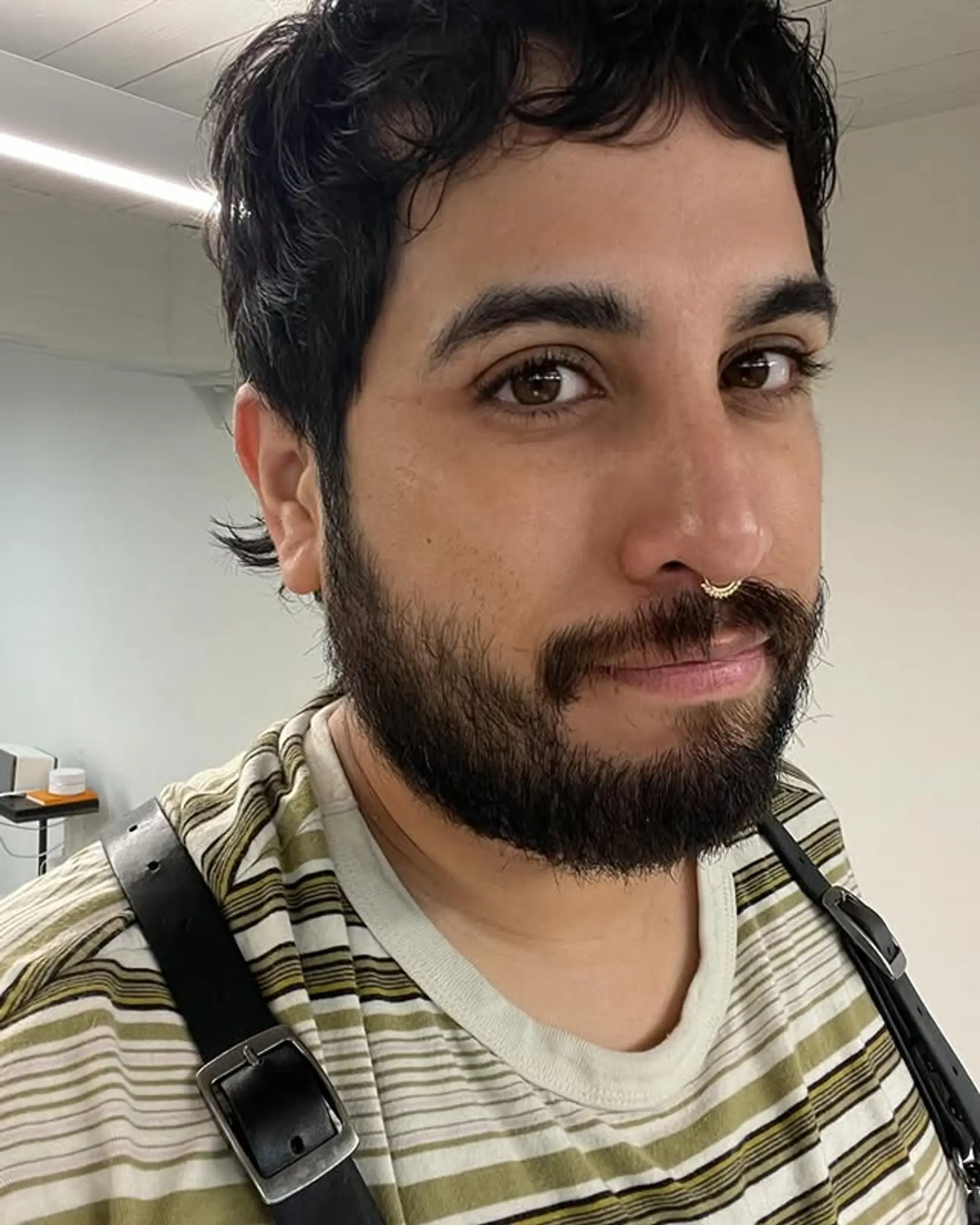 A short, textured crop with tapered sides for a modern and easy-to-style look. 1