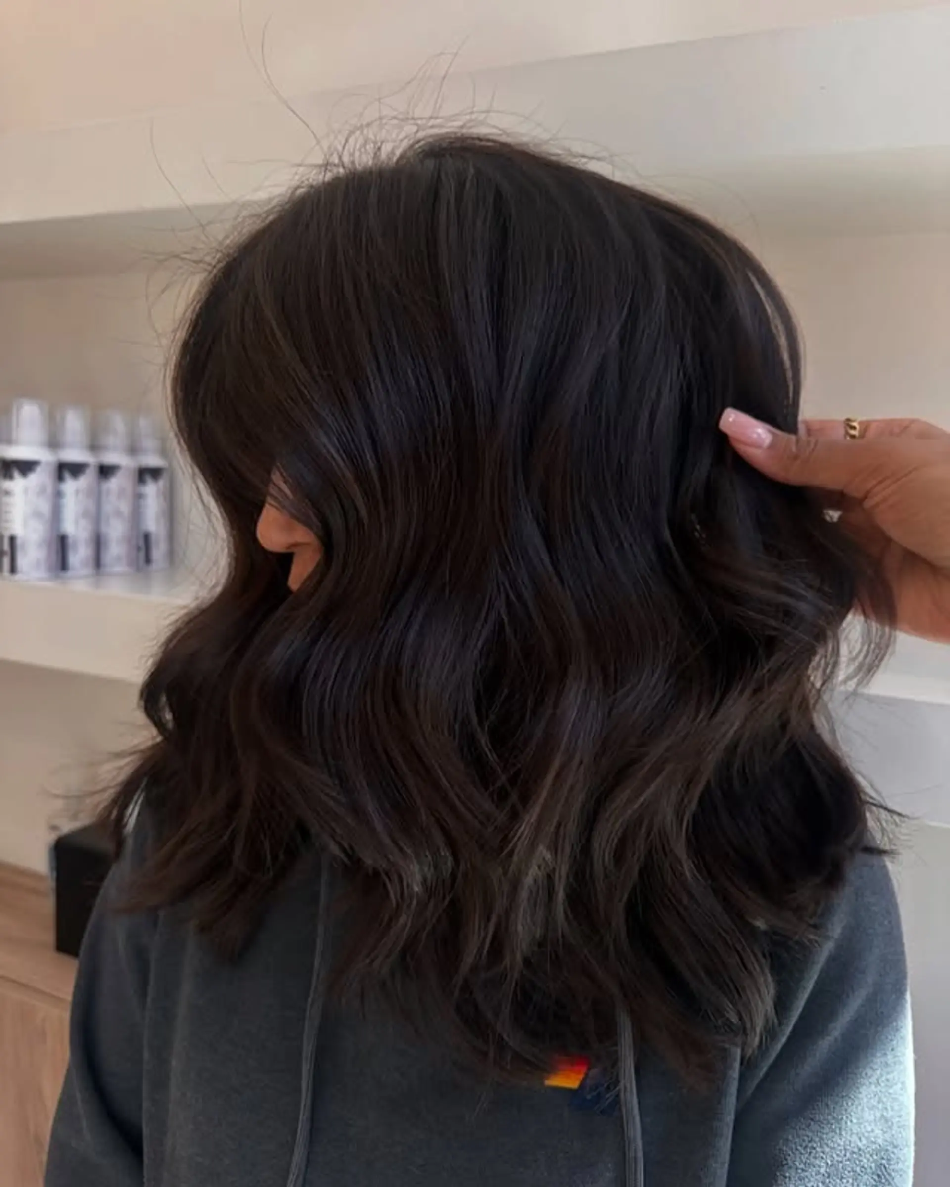 This medium-length hairstyle features effortless waves and a layered cut. 1