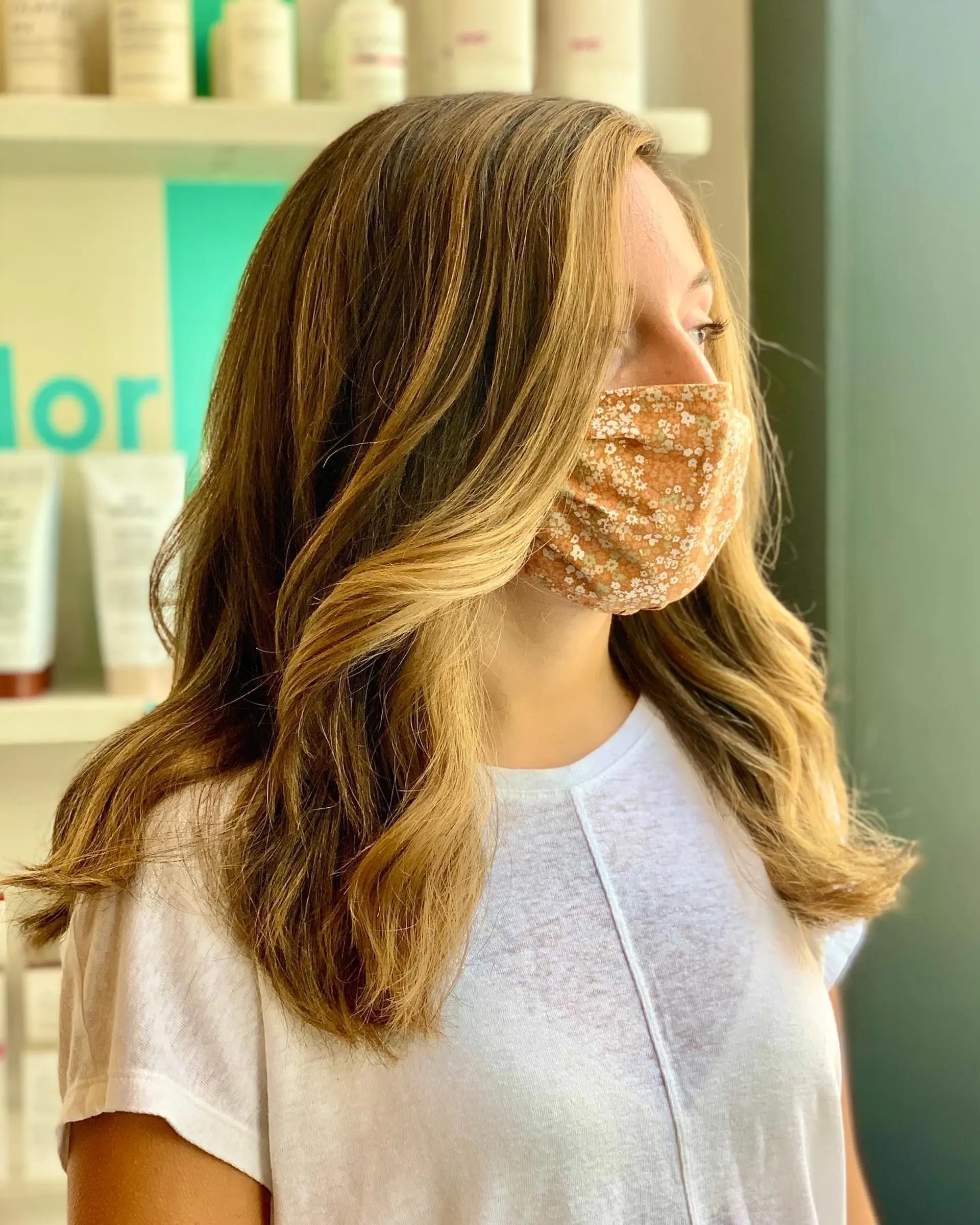 Long wavy hairstyle with a caramel balayage. 1