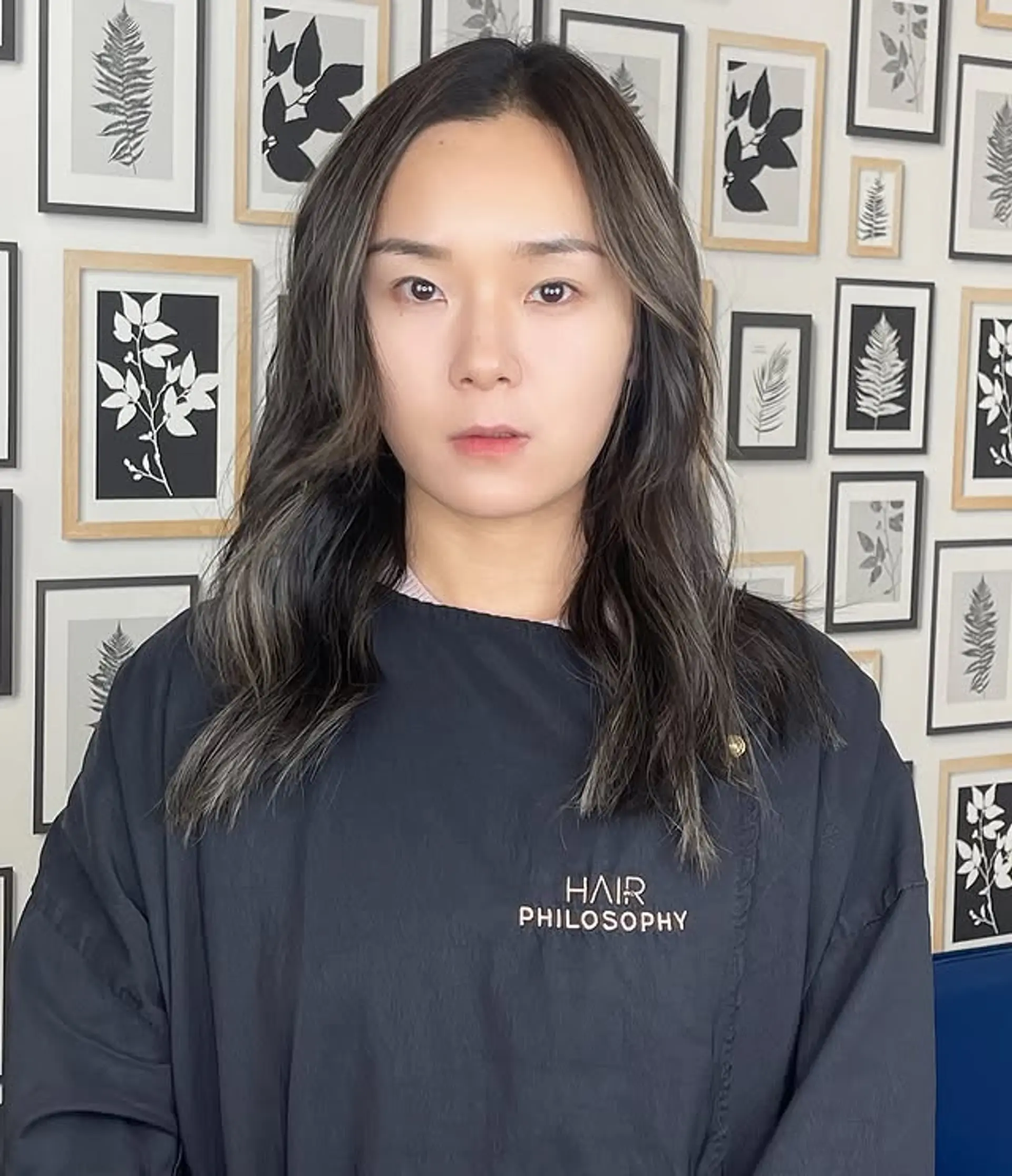 Wavy medium-length hair with a shadow root and balayage coloring. 1