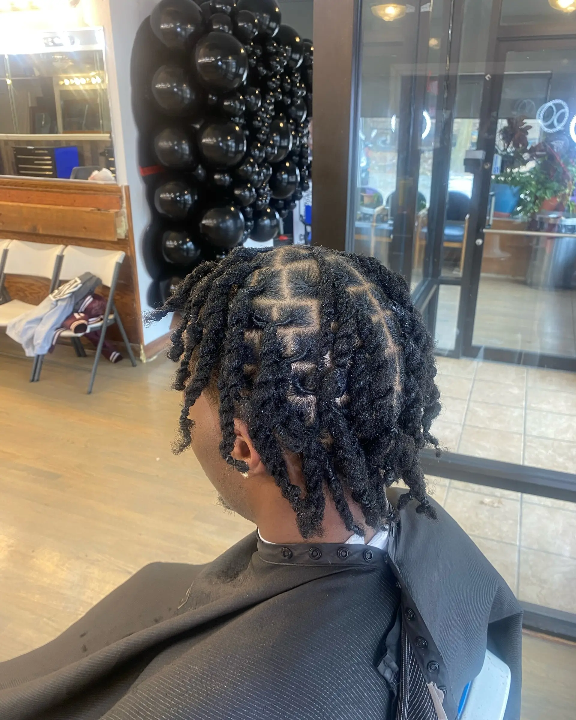 Twisted locs with a geometric part design. 2