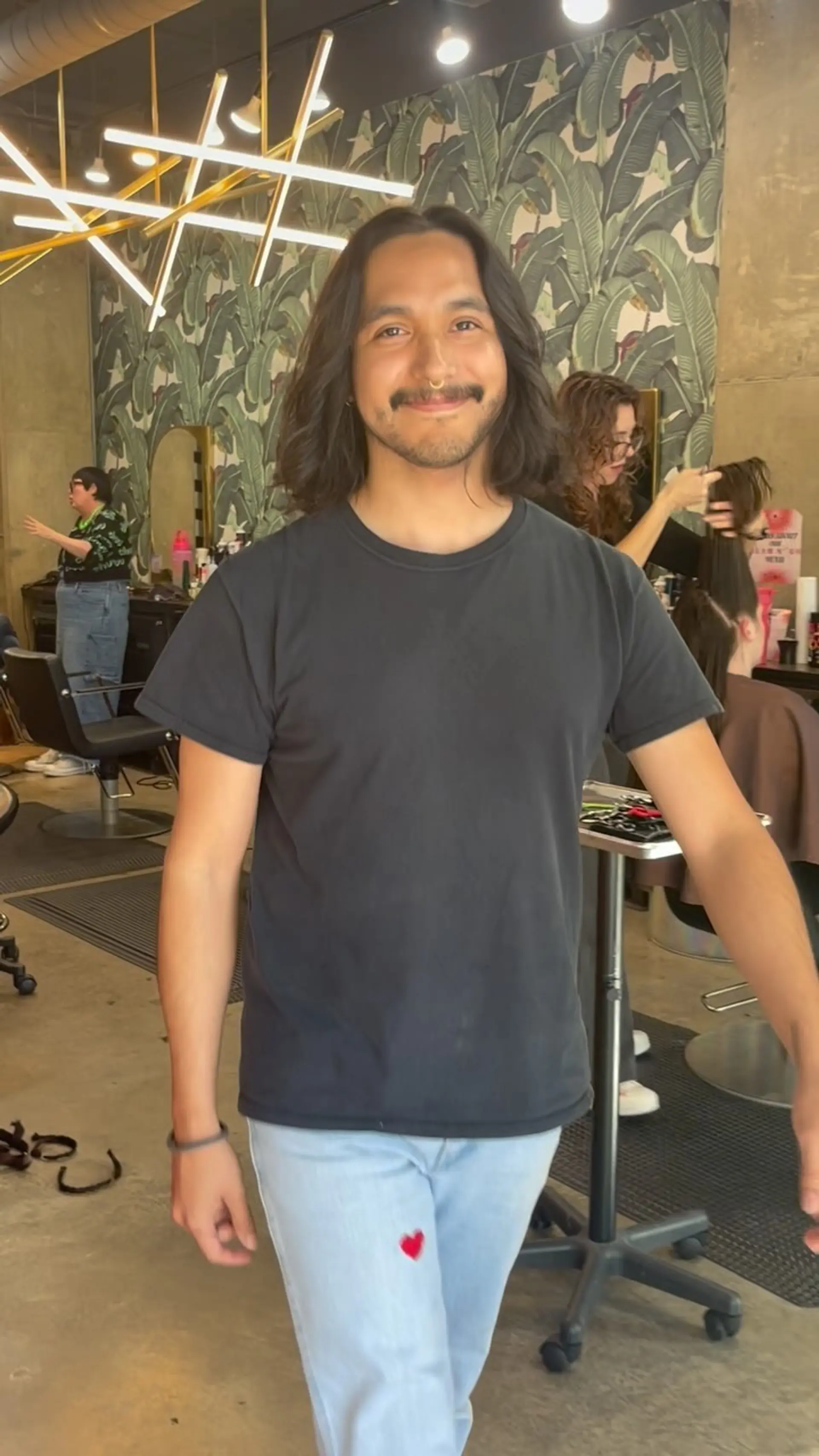 A relaxed shoulder-length cut parted down the middle, showcasing soft natural waves and gentle layering. 1