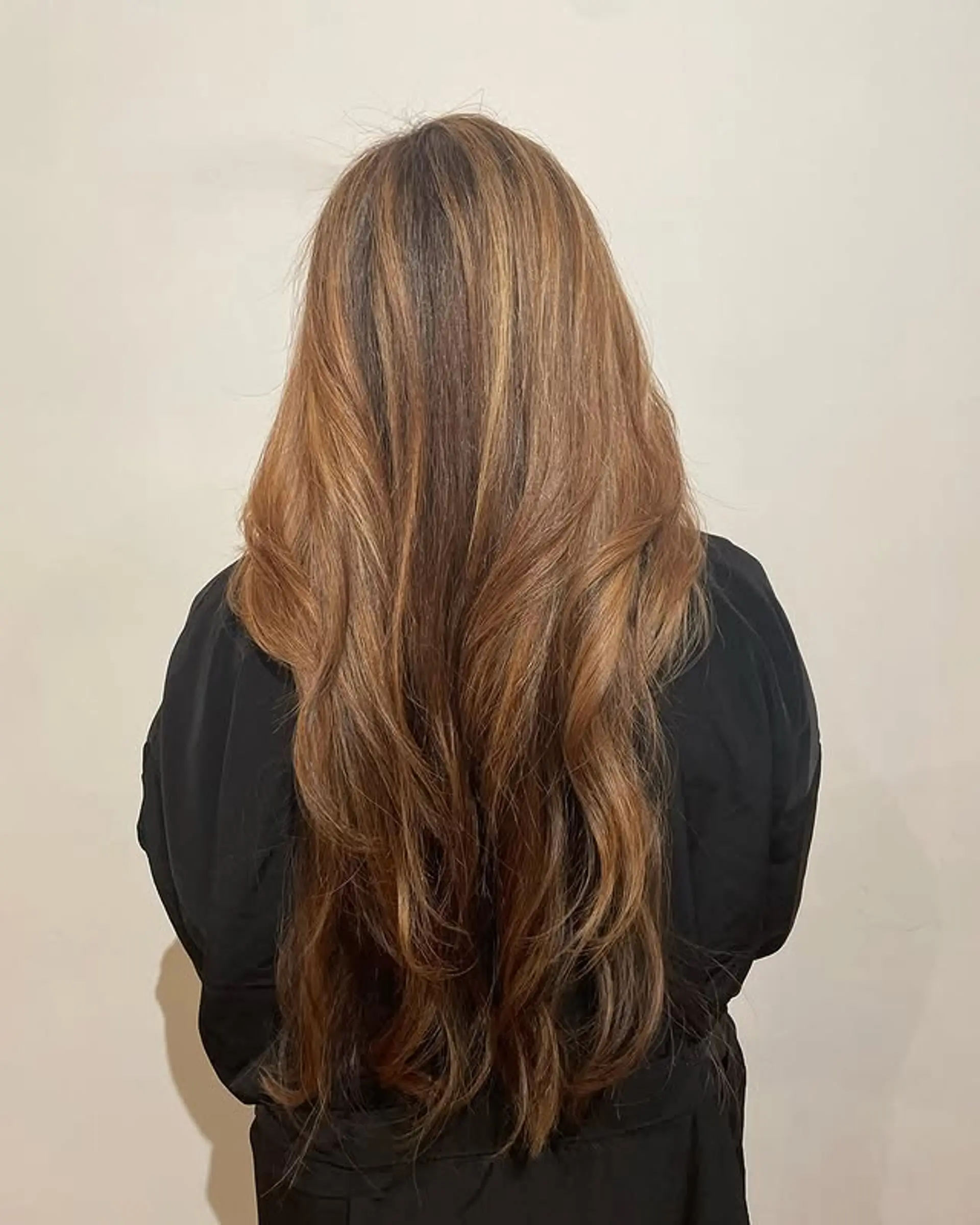 Long, wavy hair with a caramel balayage and layers. 1