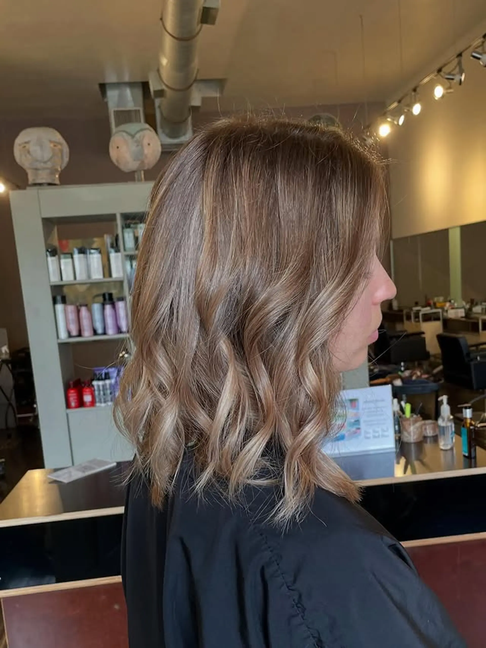A medium-length wavy bob with a blended brown and blonde balayage. 1