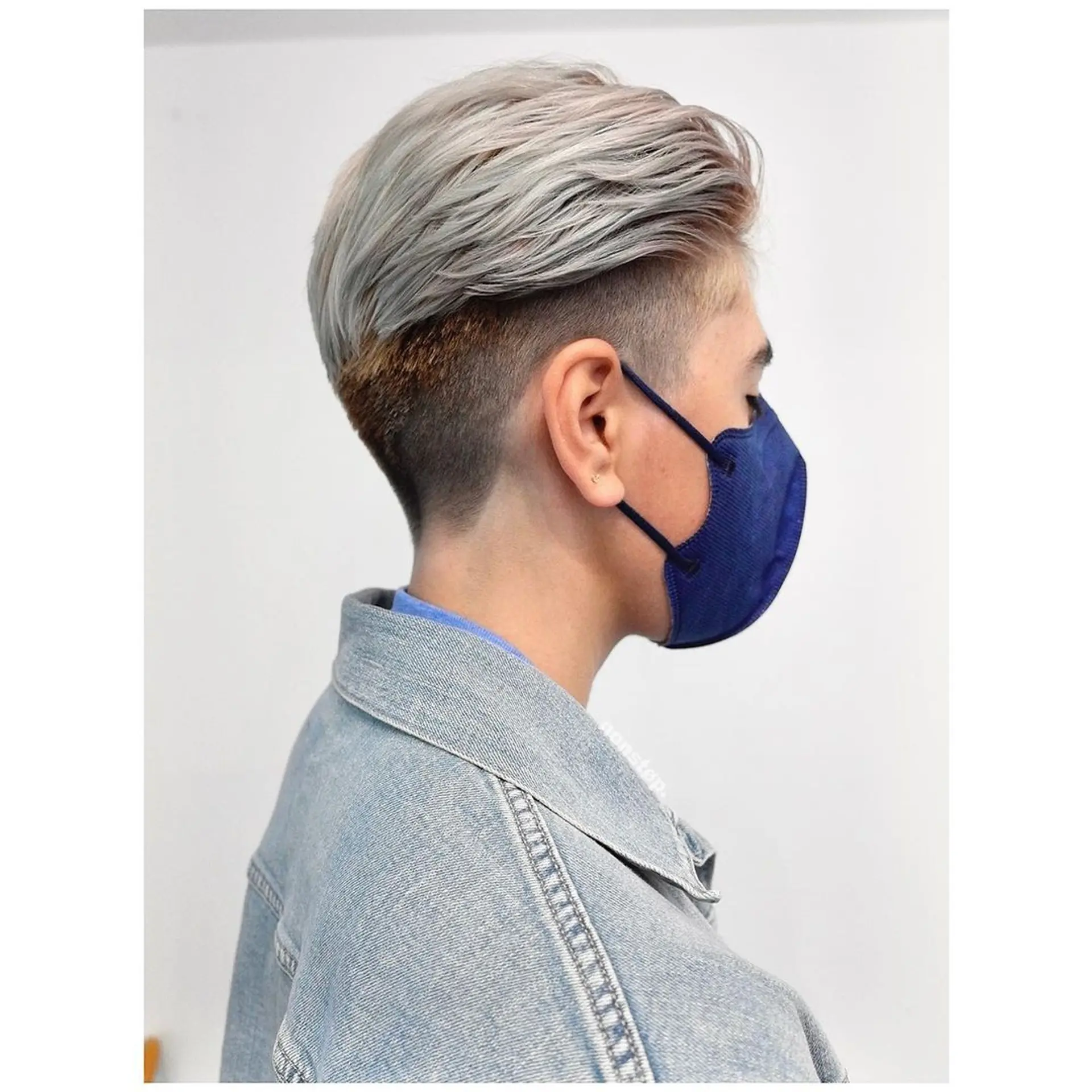 An expertly executed undercut with a precise fade, featuring a longer top in platinum blonde that contrasts with ash brown lower sections. Straight and structured for a modern, edgy look. 🦏Hair by DYNO 🦏 3