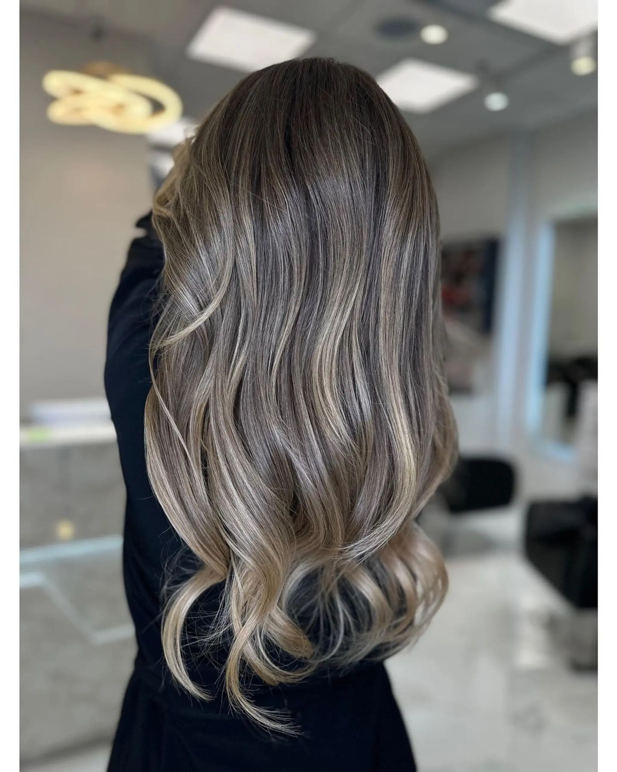 Very long, wavy hair with an ombre effect, transitioning from ash brown at the roots to platinum blonde at the ends, styled in loose waves for a voluminous and elegant look.

That fresh hair feeling💗