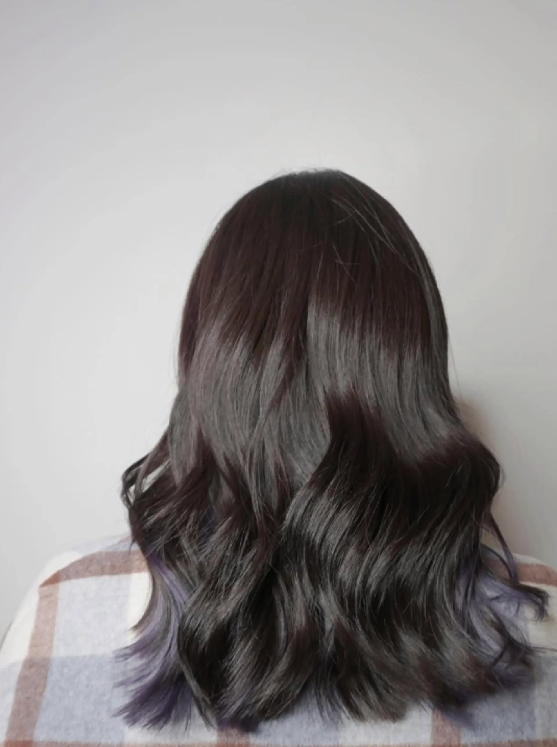 Wavy medium-length hair with a dark shadow root and subtle lavender lowlights. 1