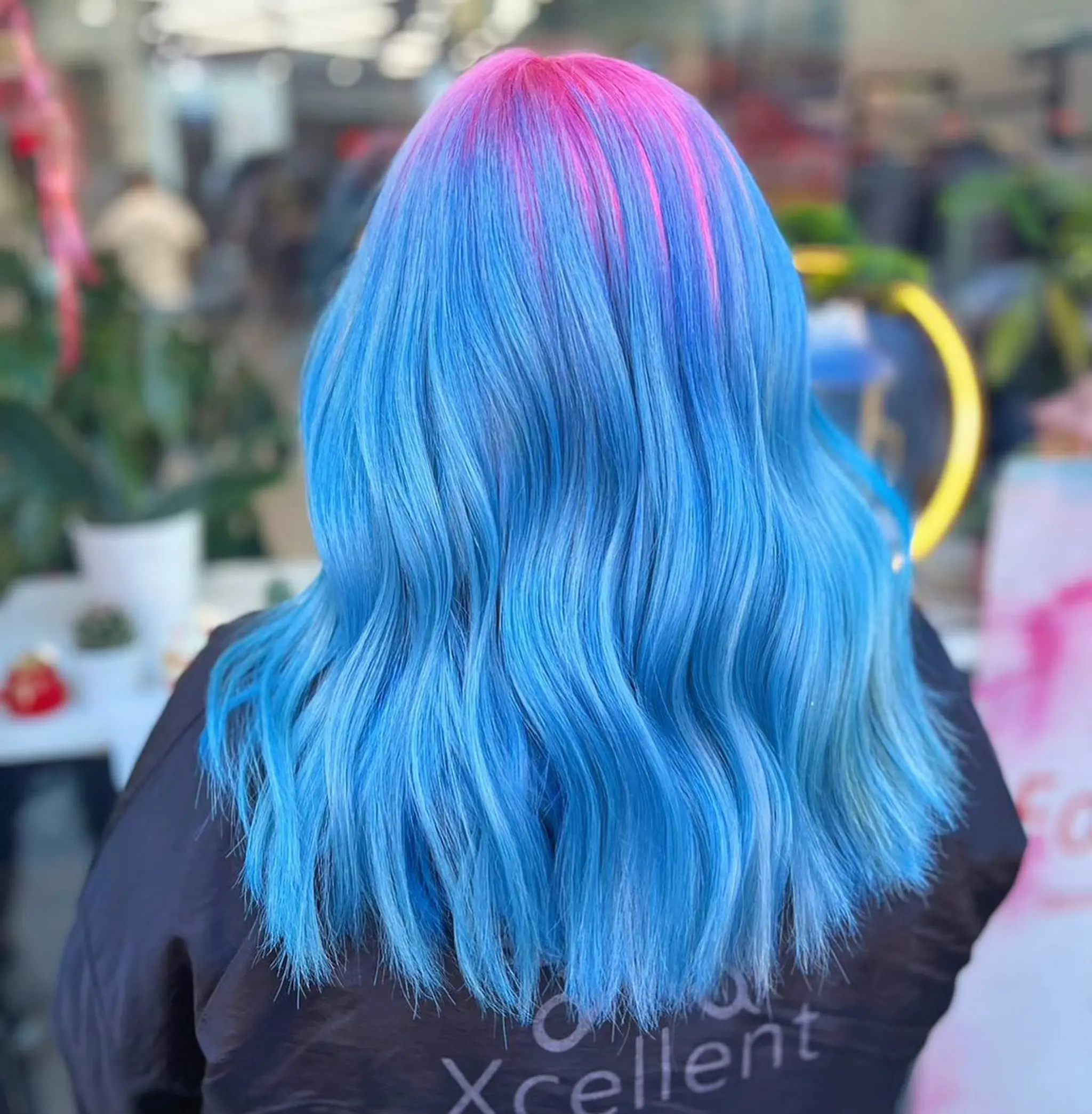 A long, wavy hairstyle featuring vibrant blue and pink colors with smooth, well-defined waves.
Stylist - @xcellent_jason