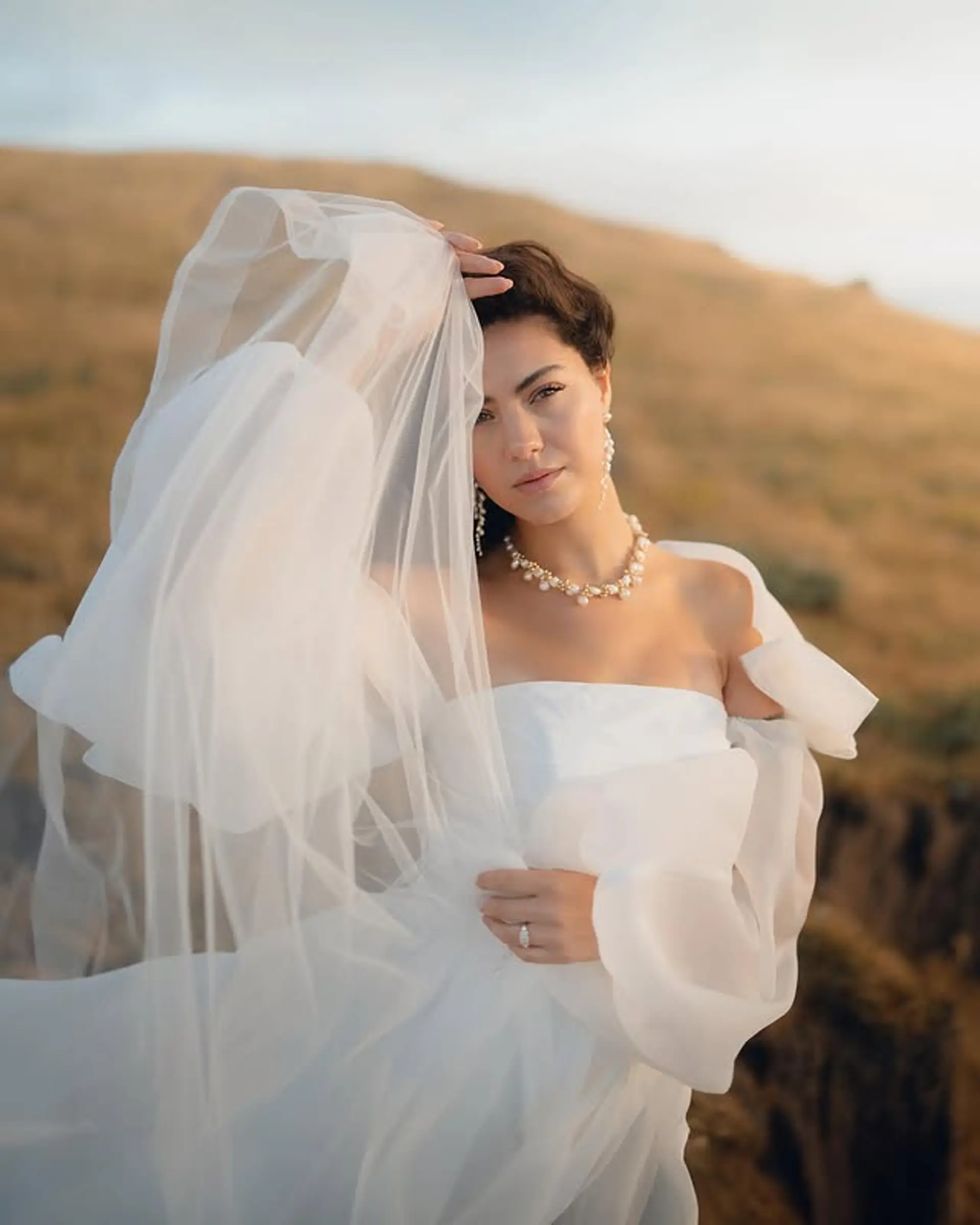 Short wavy hairstyle with romantic vintage-inspired waves. 1