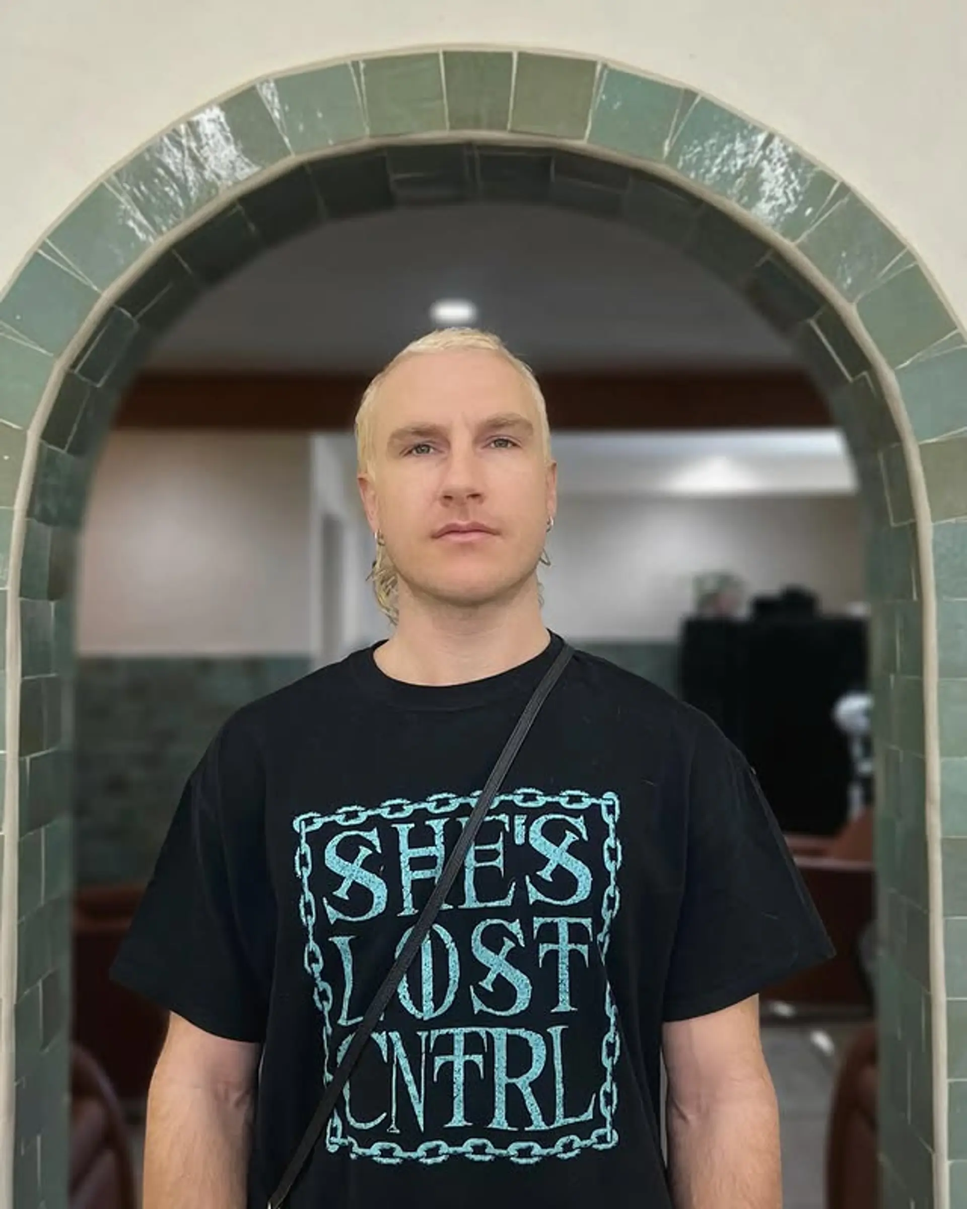 A contemporary take on the classic mullet, featuring a short, choppy top and longer strands in the back. 1