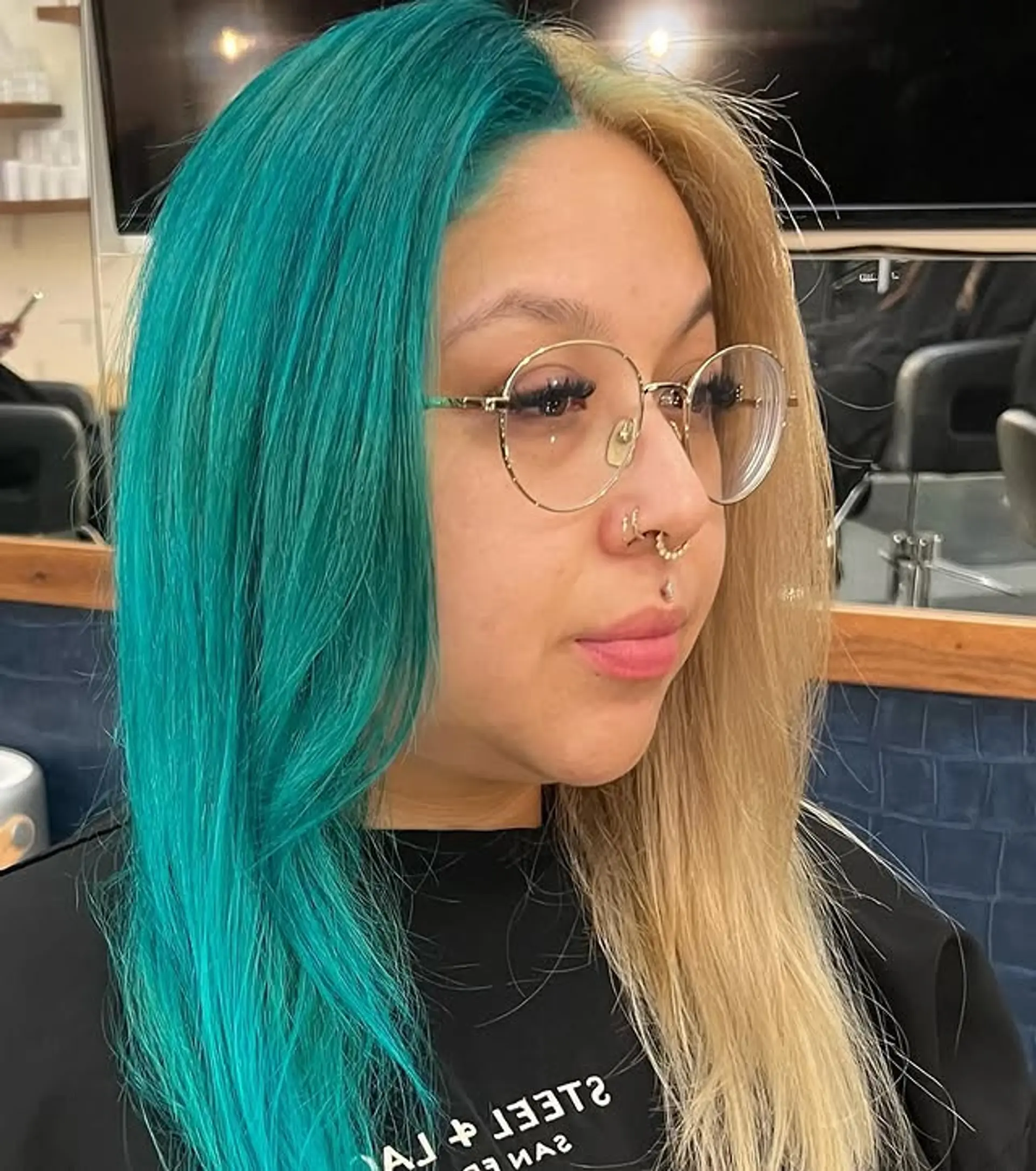 A long straight hairstyle that is split dyed. 1