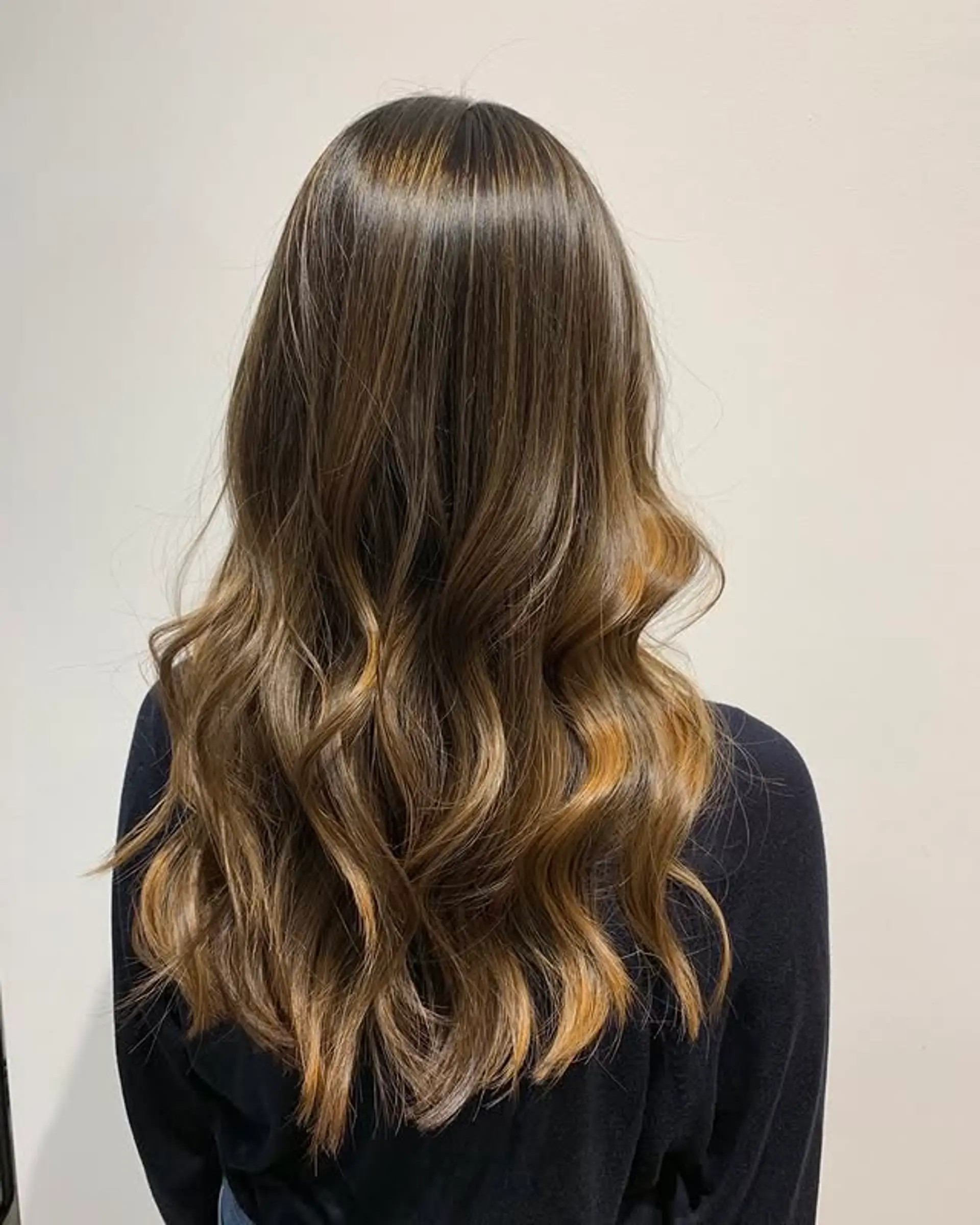 Long, wavy hairstyle with balayage highlights. 1