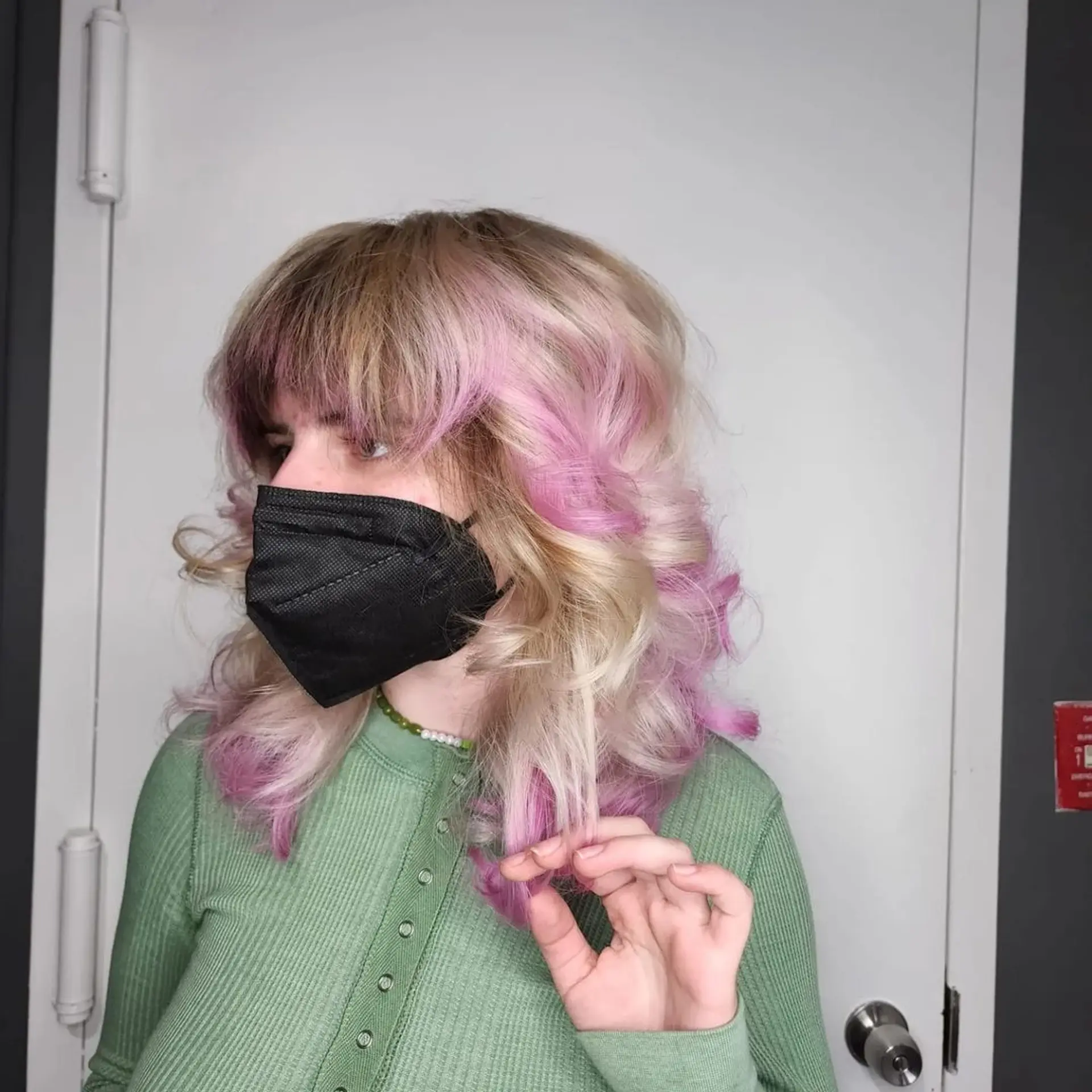 Long, wavy hair with an ombre effect transitioning from luminous blonde to pastel pink, featuring soft waves. 3