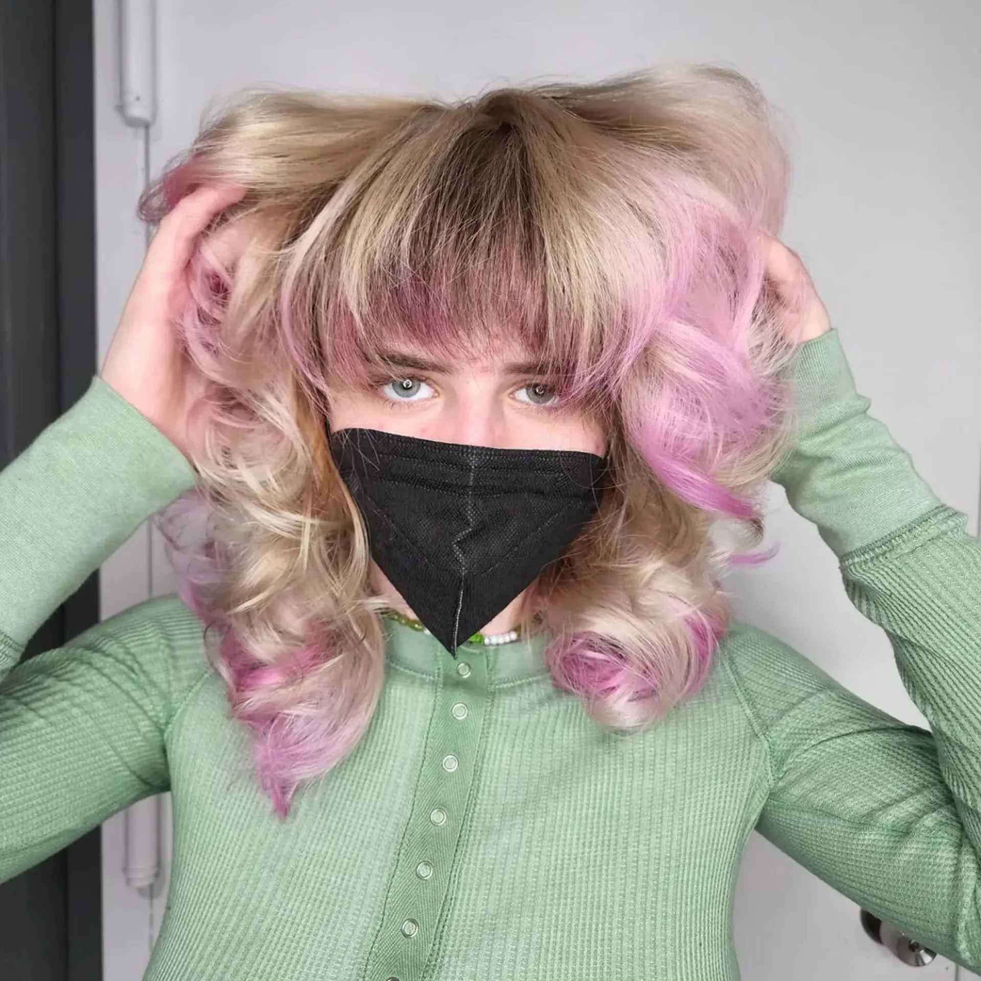 Long, wavy hair with an ombre effect transitioning from luminous blonde to pastel pink, featuring soft waves. 4