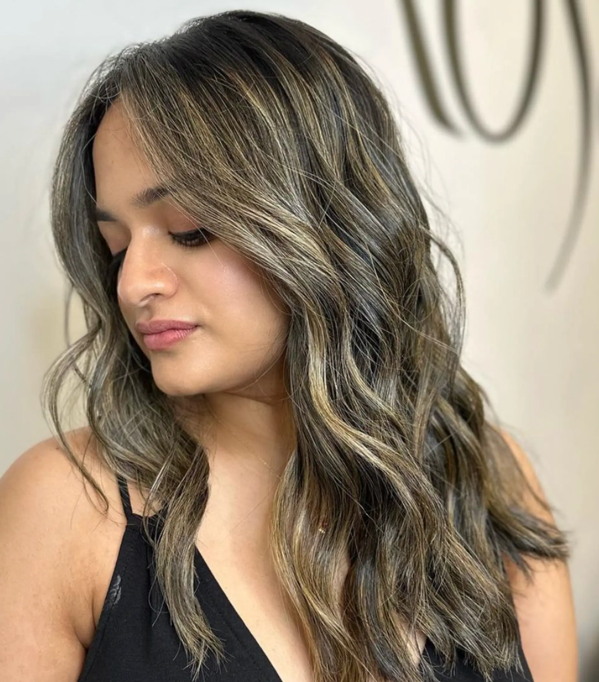Long, wavy hair with dark brown base and blonde highlights, utilizing a balayage technique for a natural gradient and soft, sun-kissed look.

Color by @simabeautynyc
 2