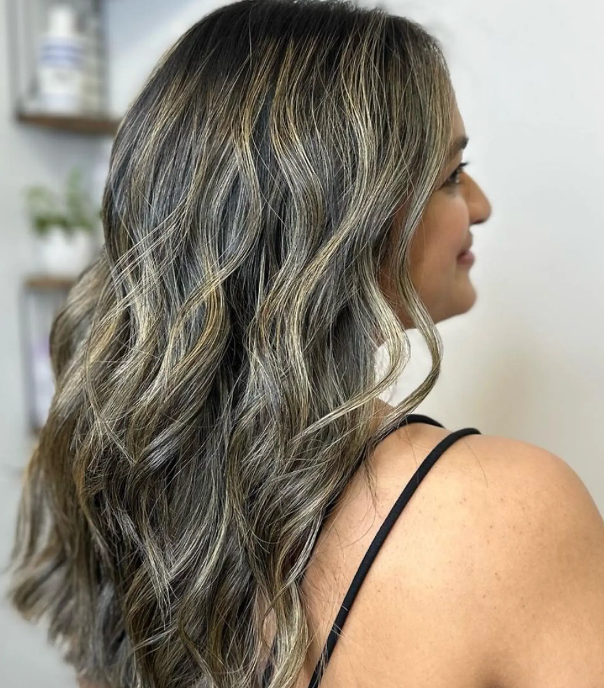 Long, wavy hair with dark brown base and blonde highlights, utilizing a balayage technique for a natural gradient and soft, sun-kissed look.

Color by @simabeautynyc
 1
