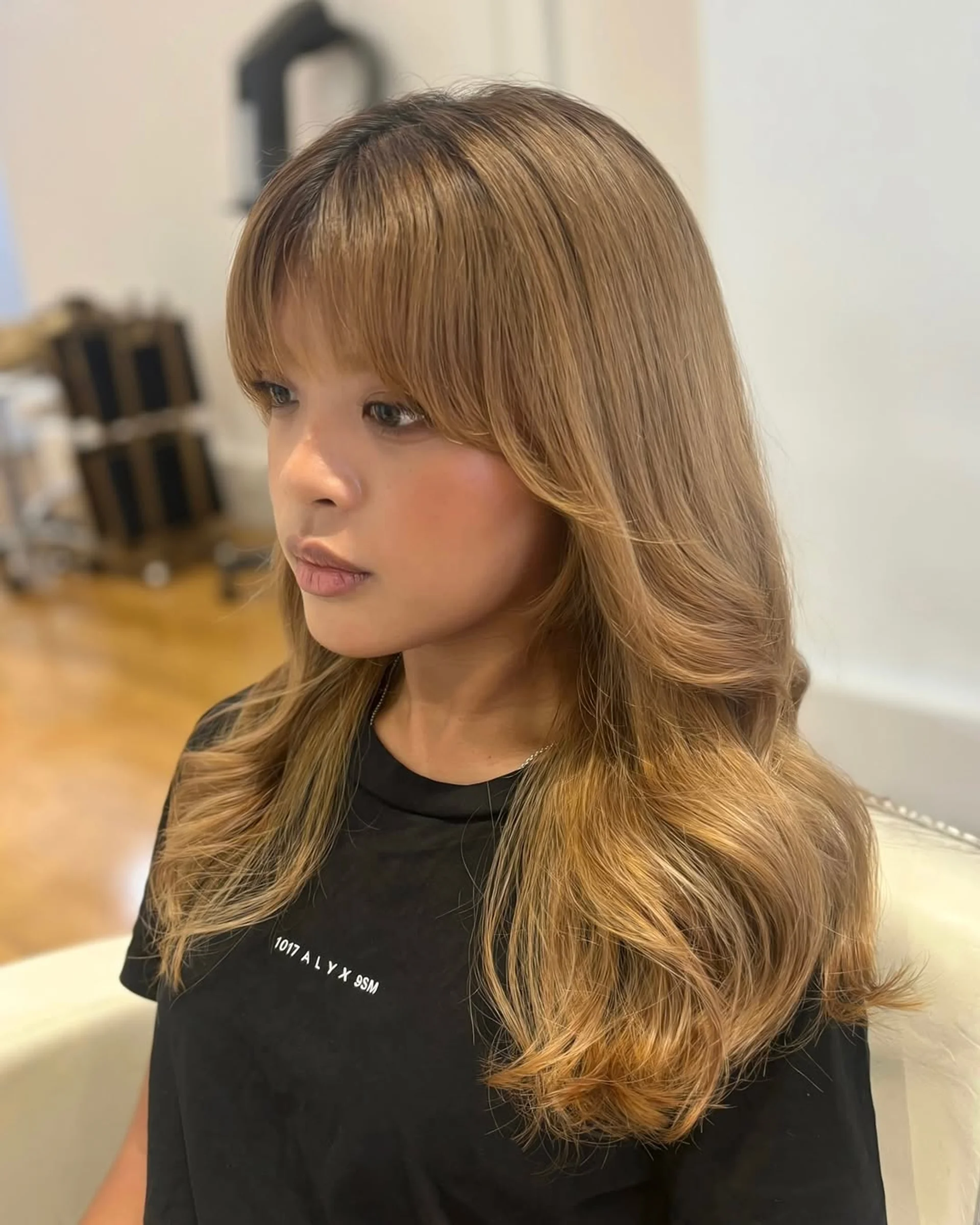 Effortless layered waves with face-framing curtain bangs for a natural look - Preview 3