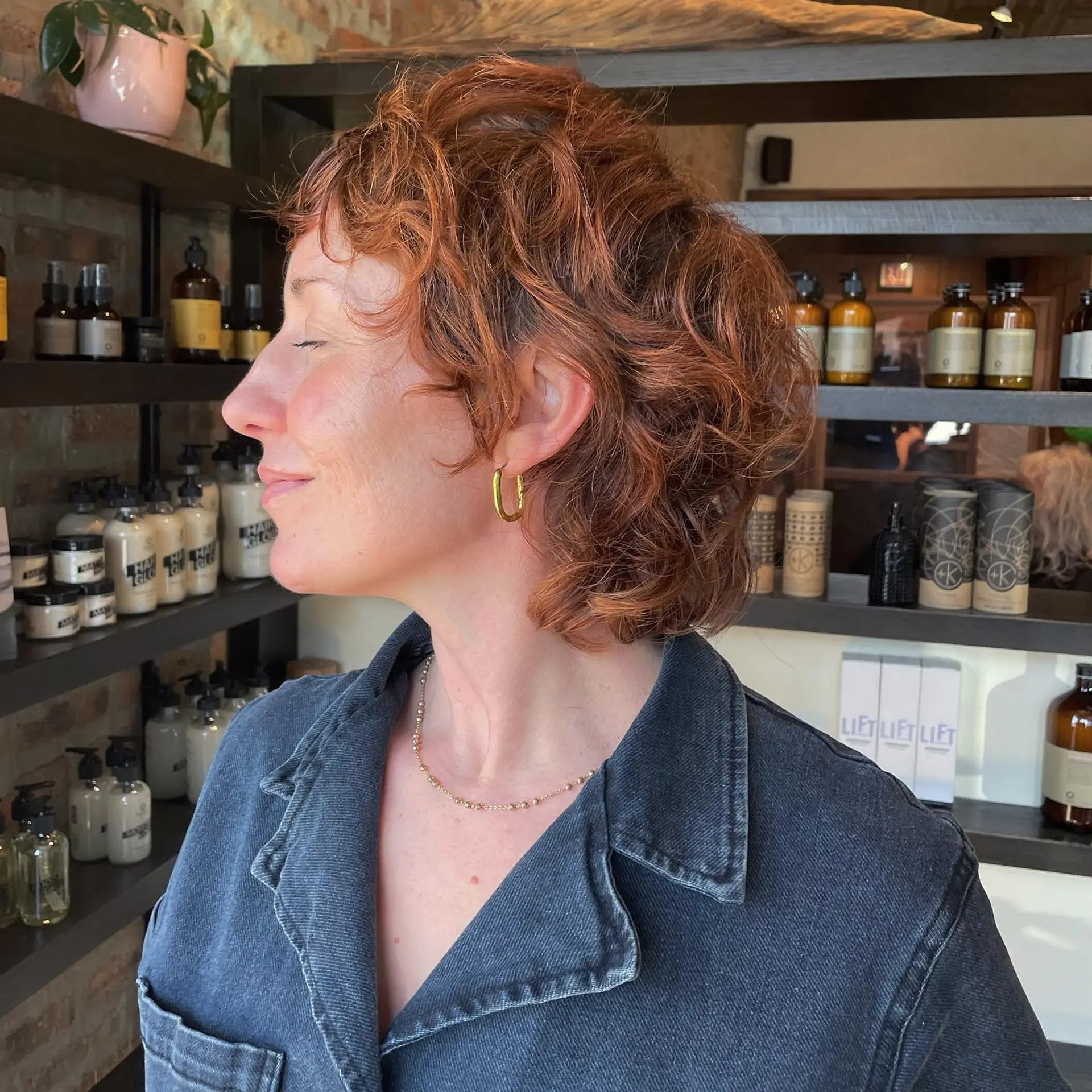 A short, layered shag haircut designed to enhance natural curls. 1