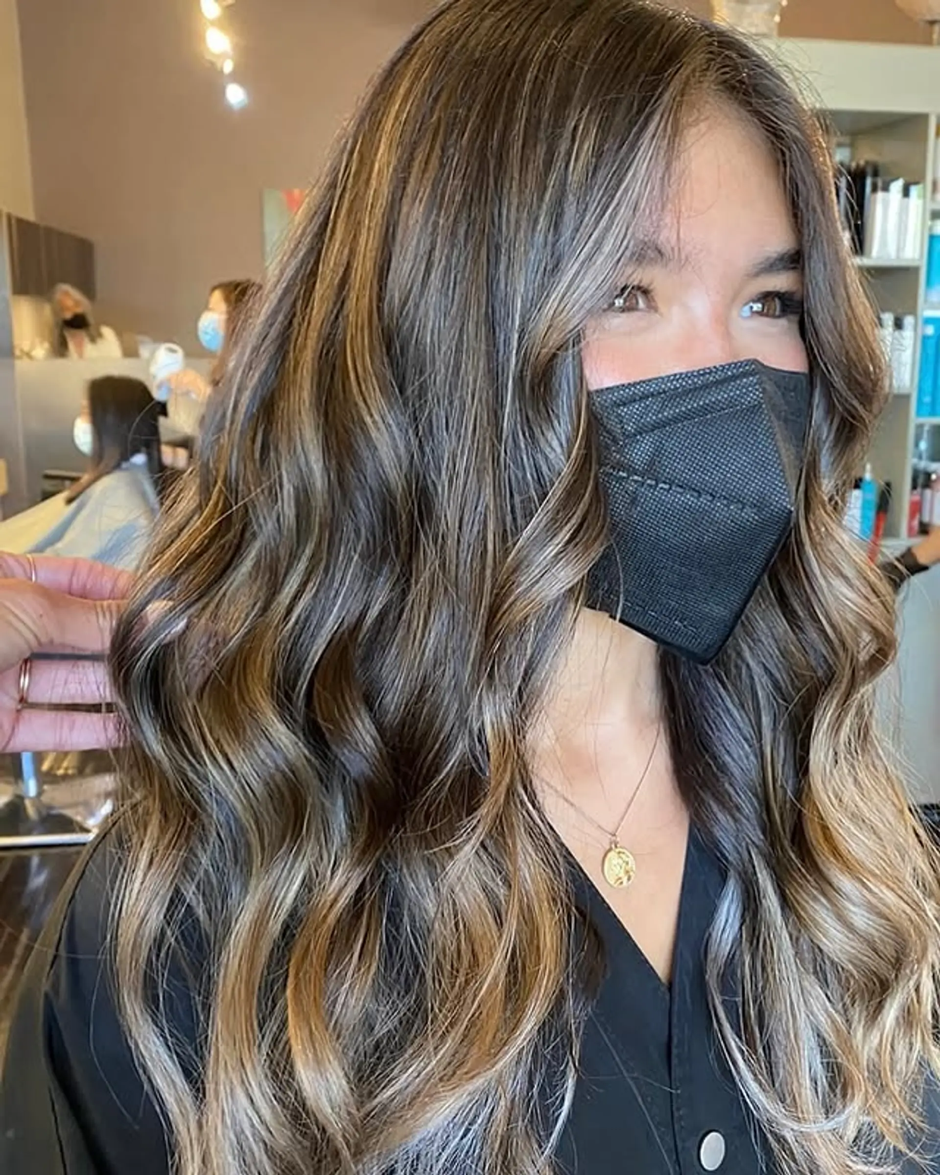 Long, wavy bronde hair with a balayage effect. 1