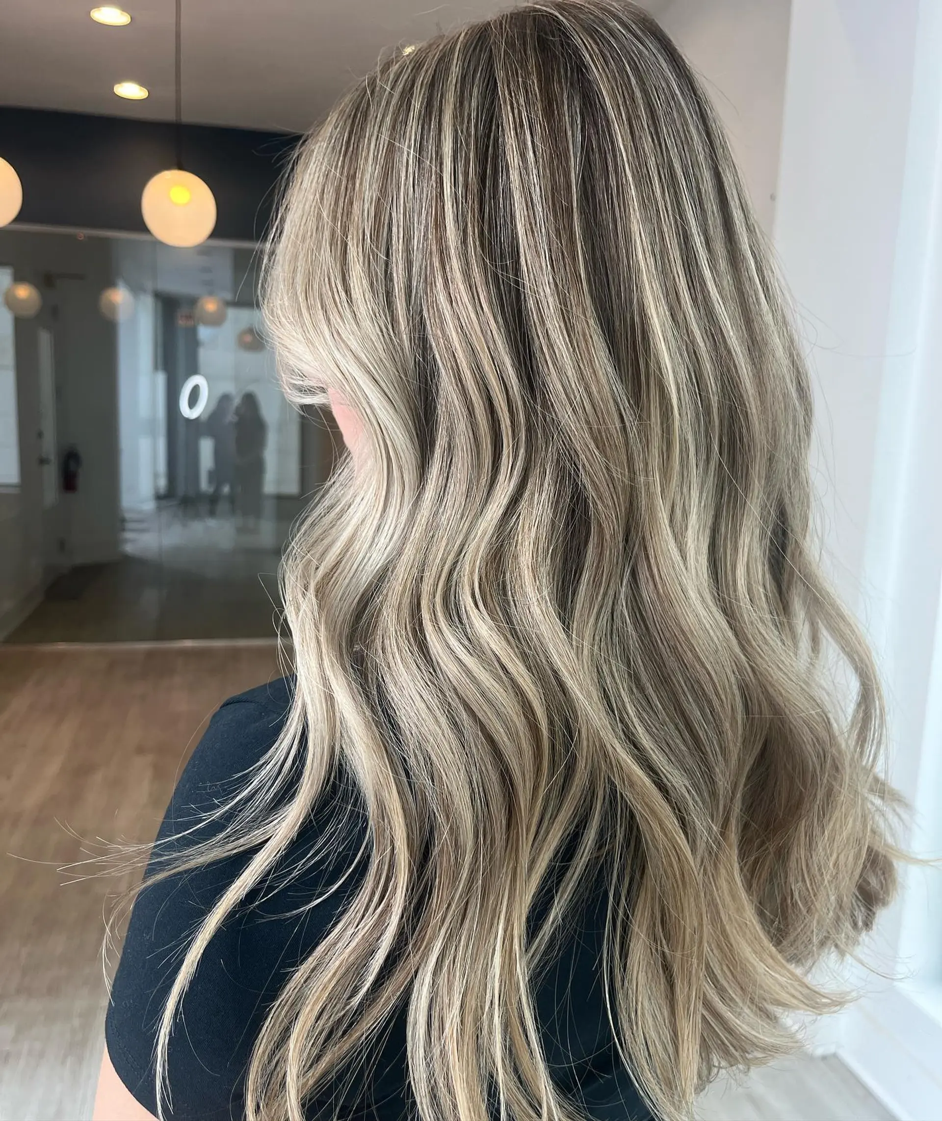 Long, wavy bronde hairstyle with a balayage color technique. 1