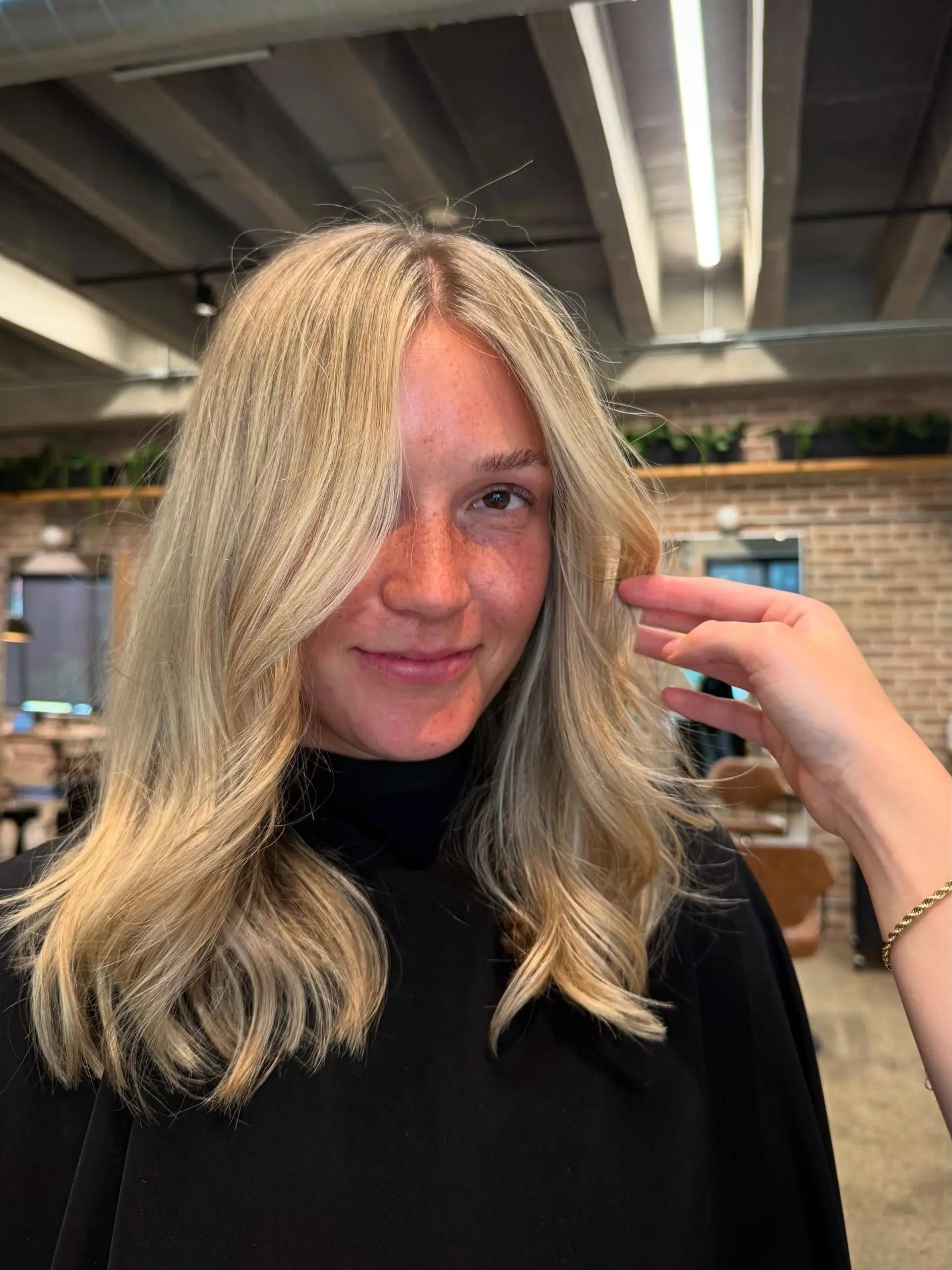 Beachy waves with soft, face-framing layers. 3
