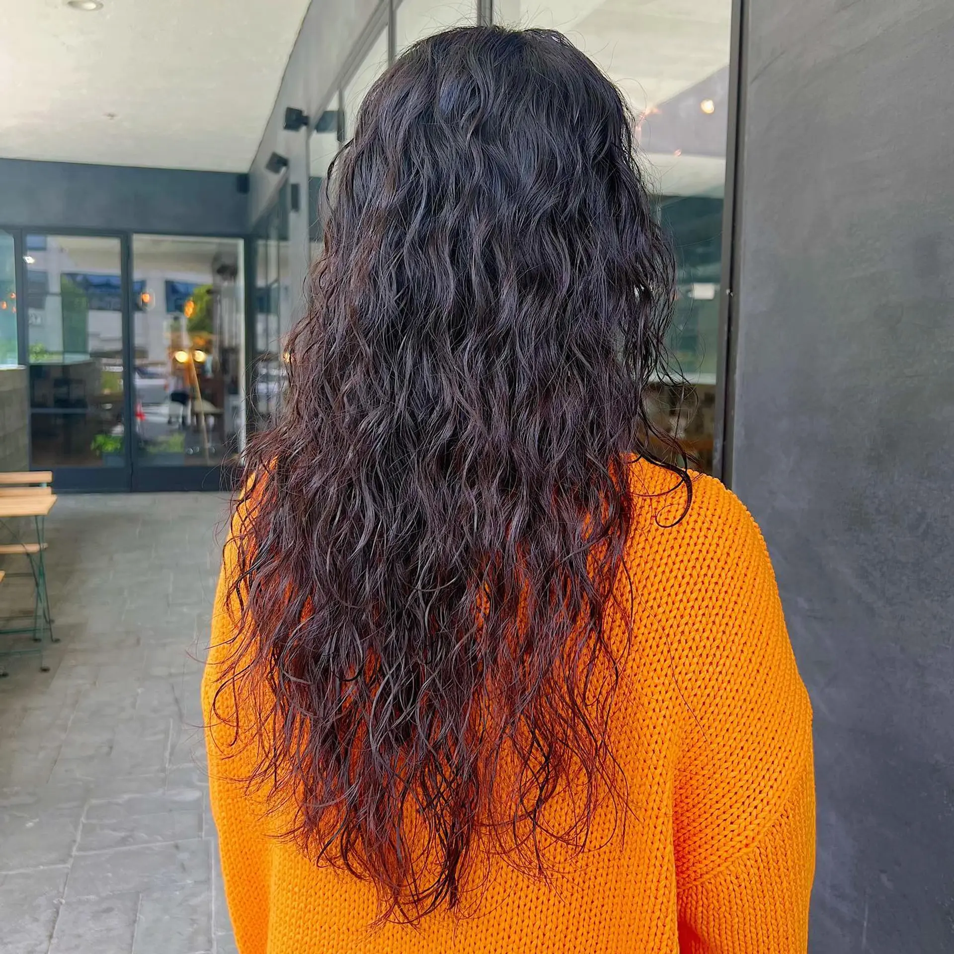 Long and wavy brunette hairstyle with natural texture. 1