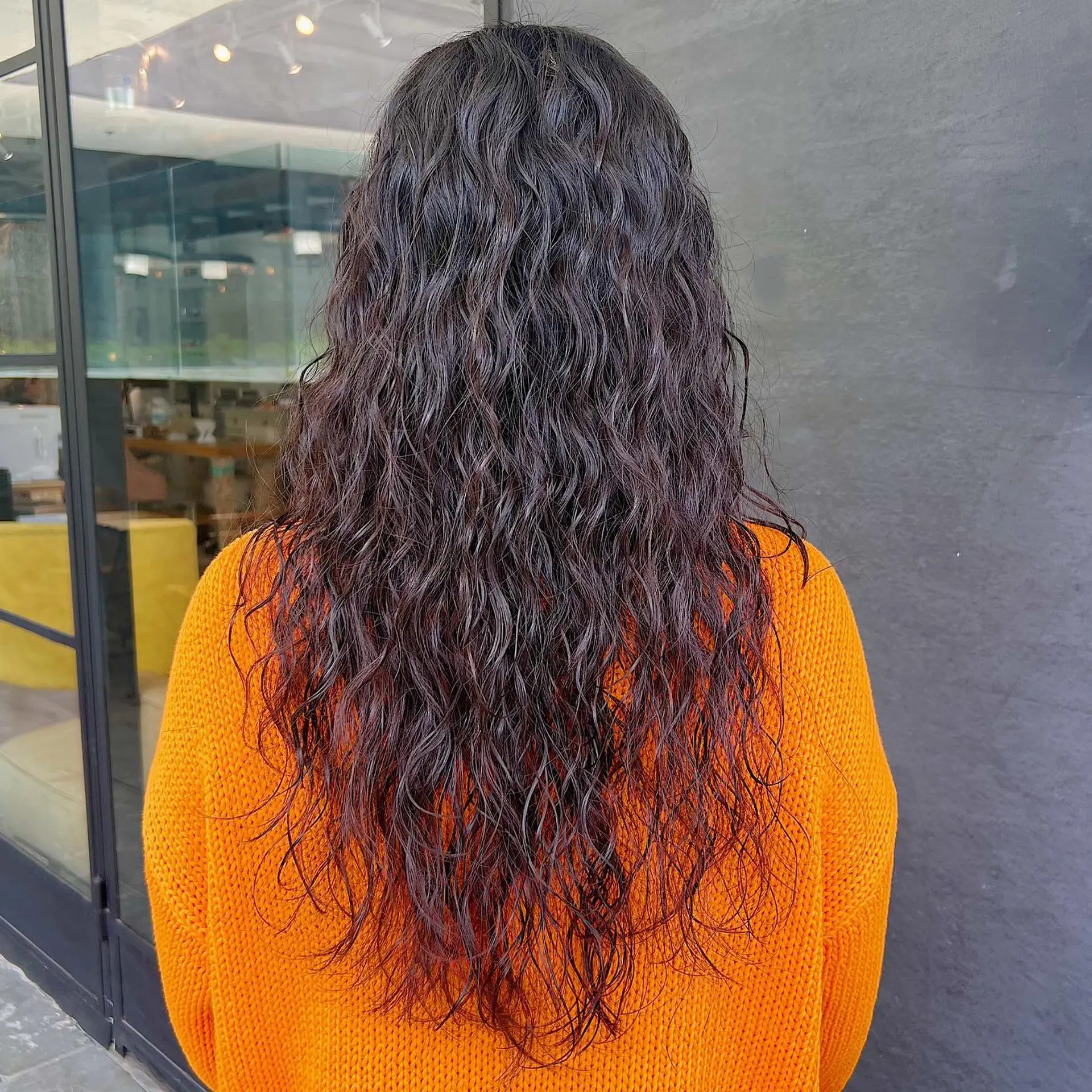 Long and wavy brunette hairstyle with natural texture. 2