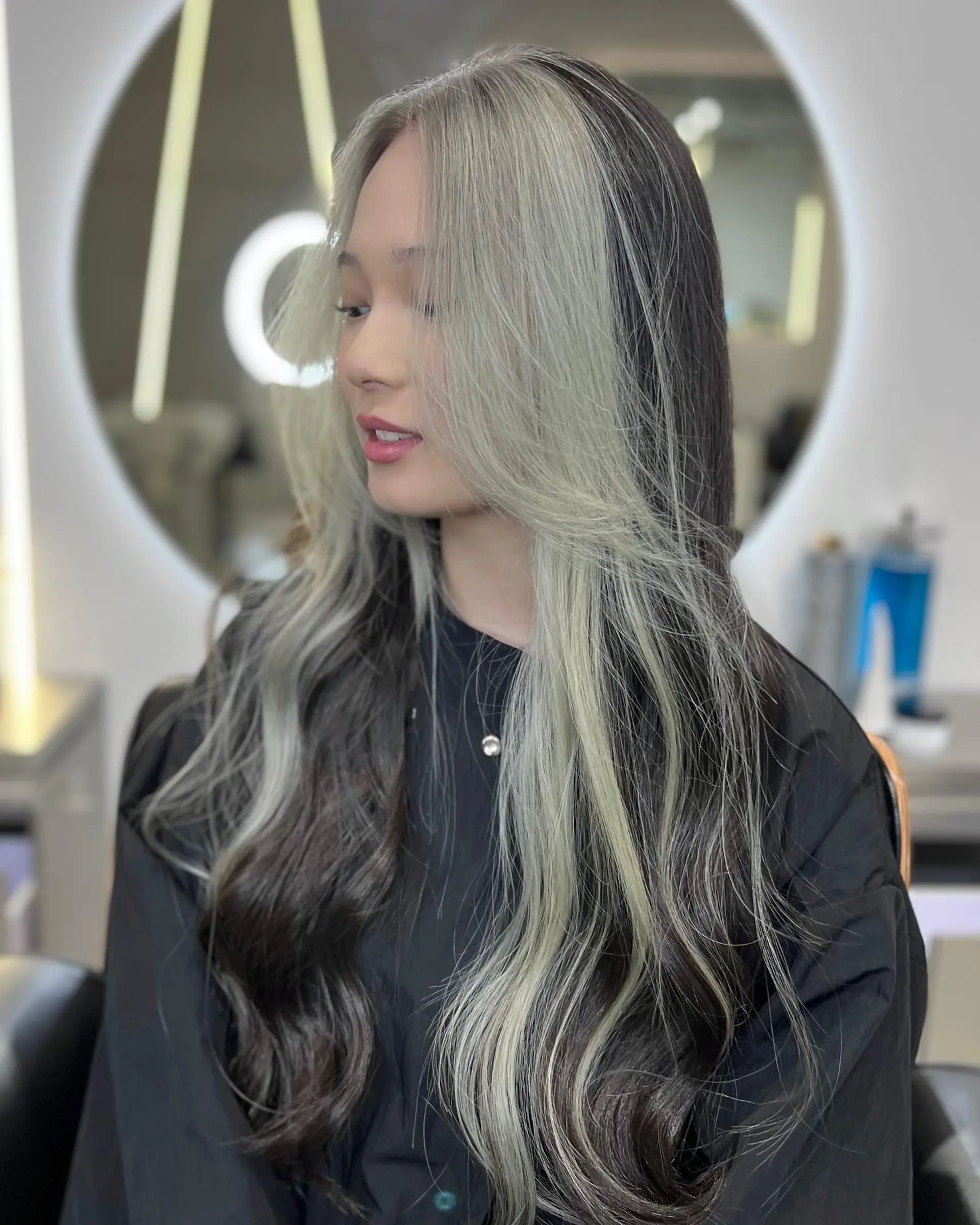 Long wavy hair with face-framing layers and money piece highlights. 2
