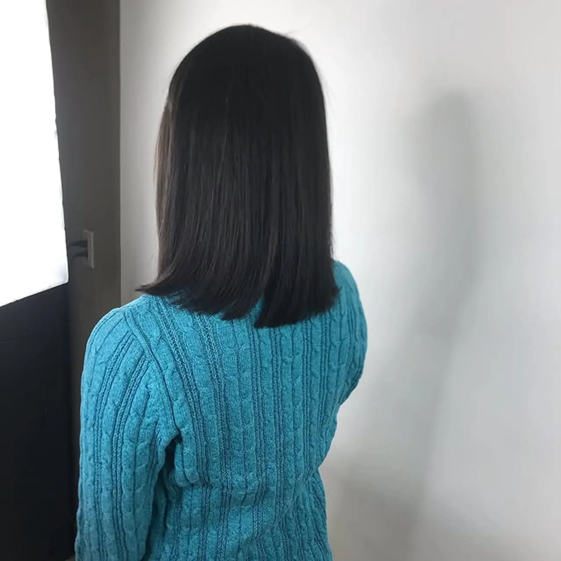 A straight and sleek blunt bob with a clean, even hemline. 1