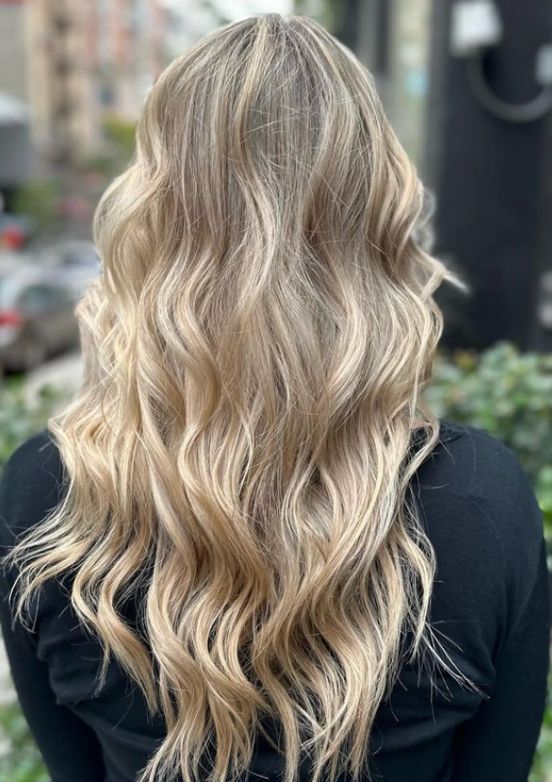 A very long, wavy hairstyle with loose waves and subtle platinum highlights on a natural blonde base, creating a sun-kissed and flowing look.

Color by @simabeautynyc
Cut and style by @juliamannino_hair
 1