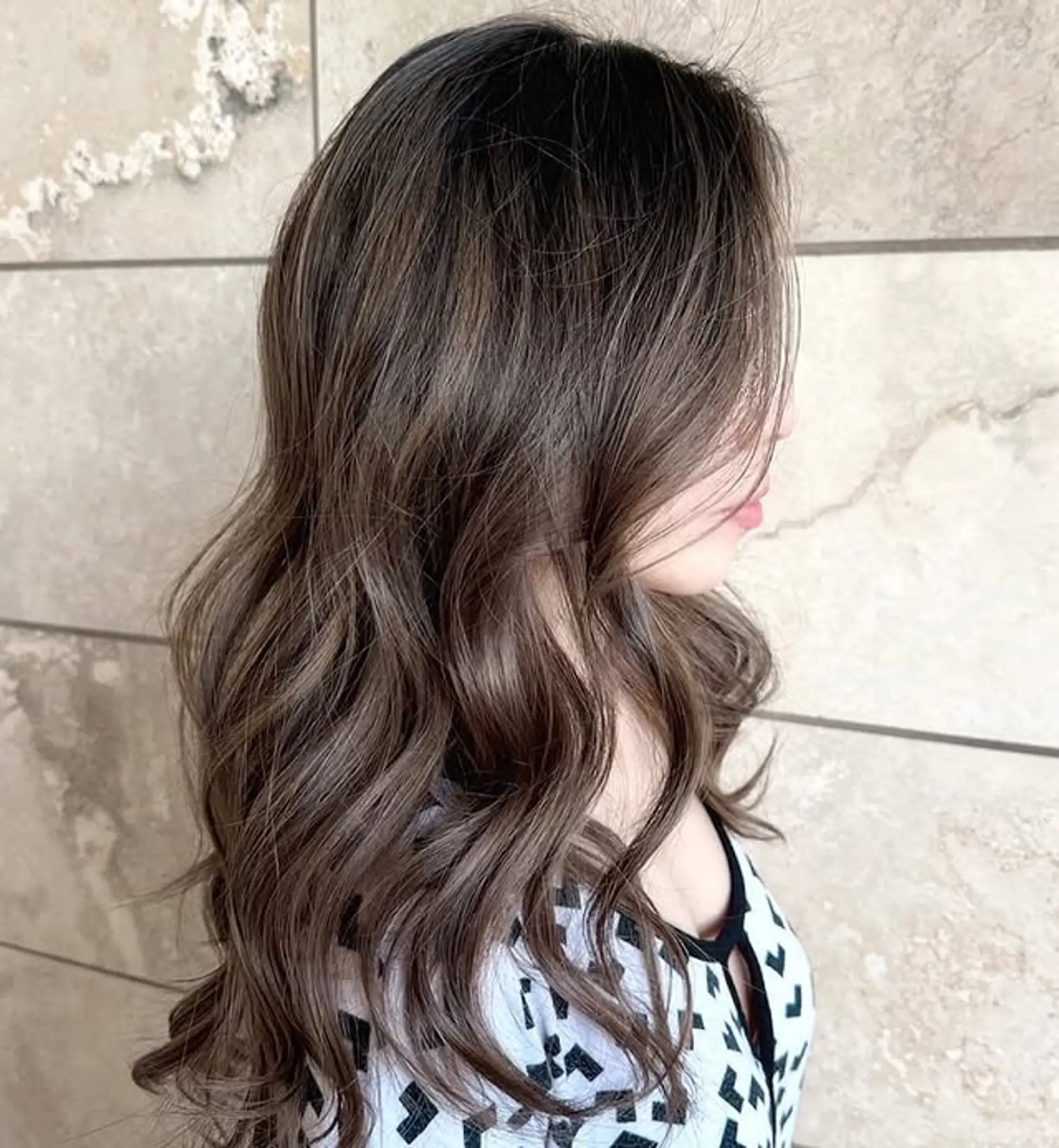 Long soft waves with a bronde balayage. 1