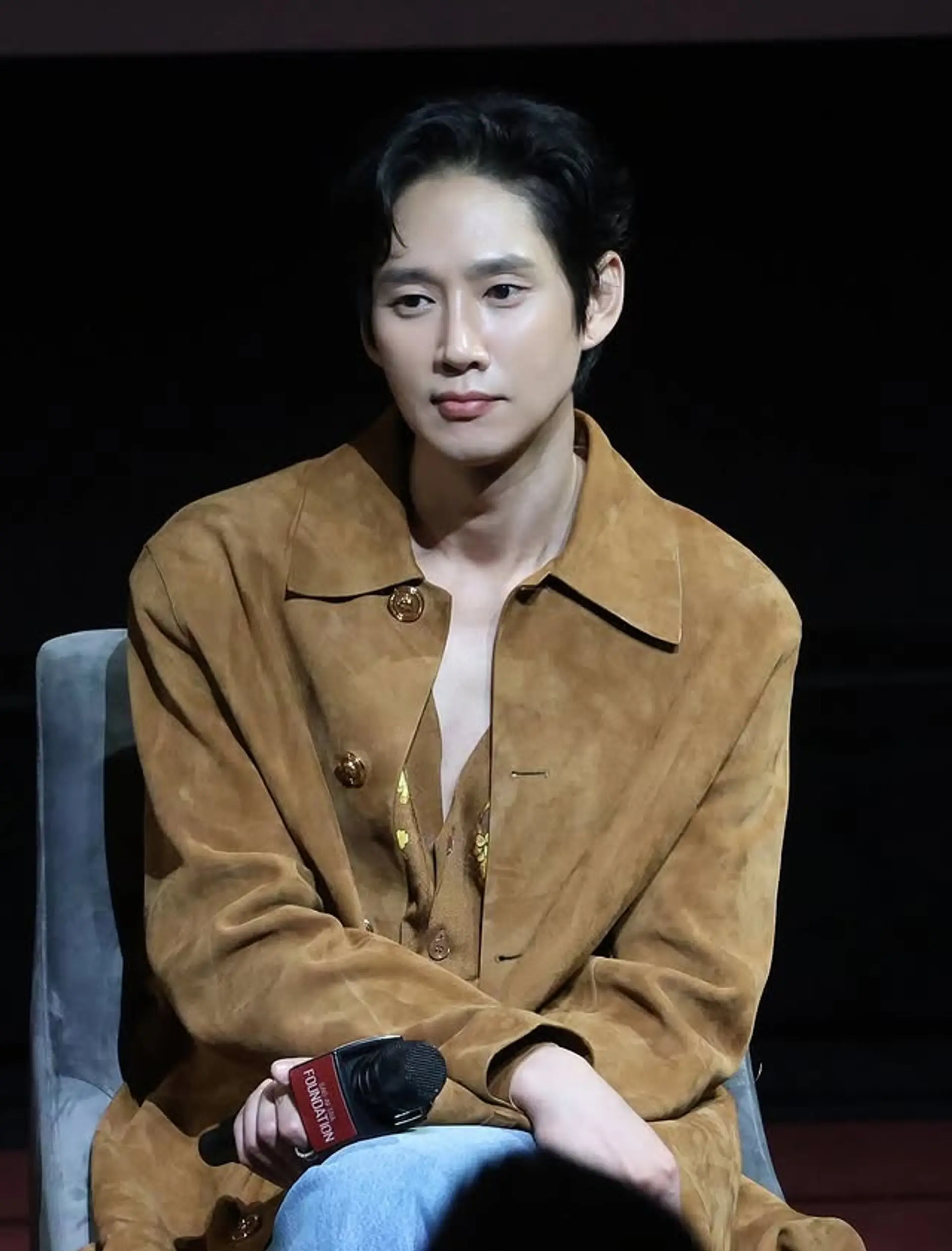 This is a short wavy hairstyle, styled with volume. 1