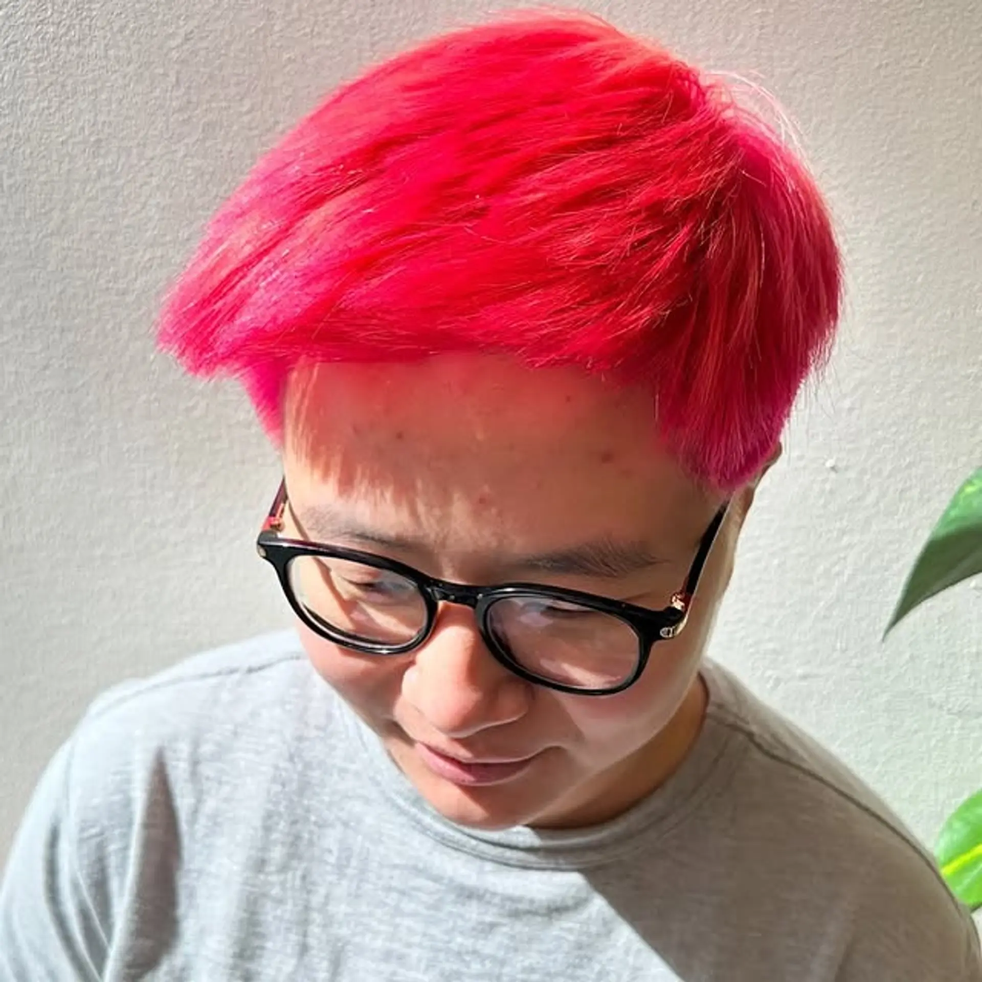 A short, edgy pixie cut. 1