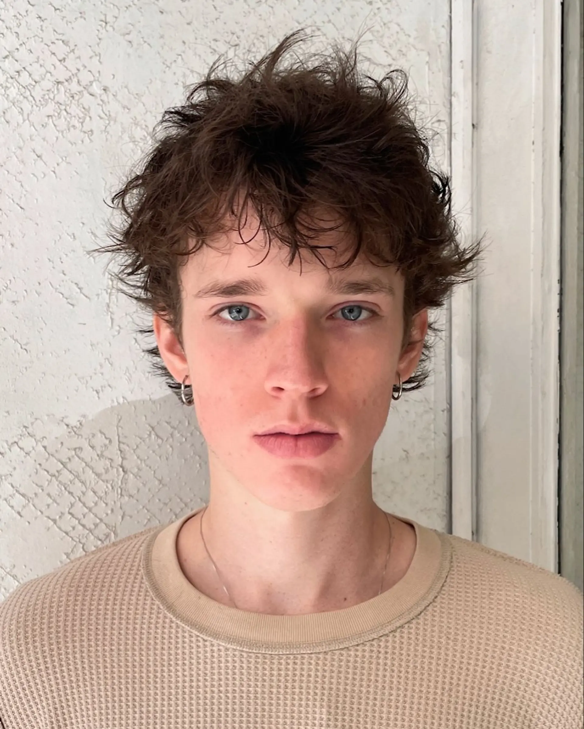 Naturally messy texture with soft, tousled waves and a relaxed fringe, creating an effortlessly stylish look. 1