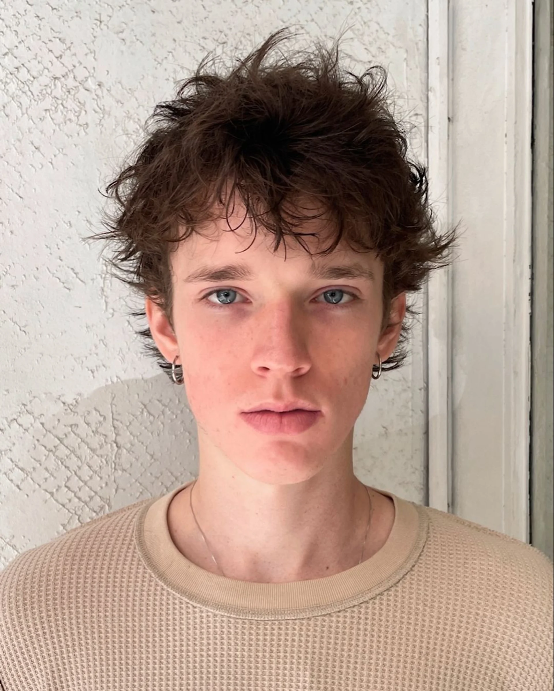Edgy curly cut with defined ringlets in golden brown and honey tones - Preview 2