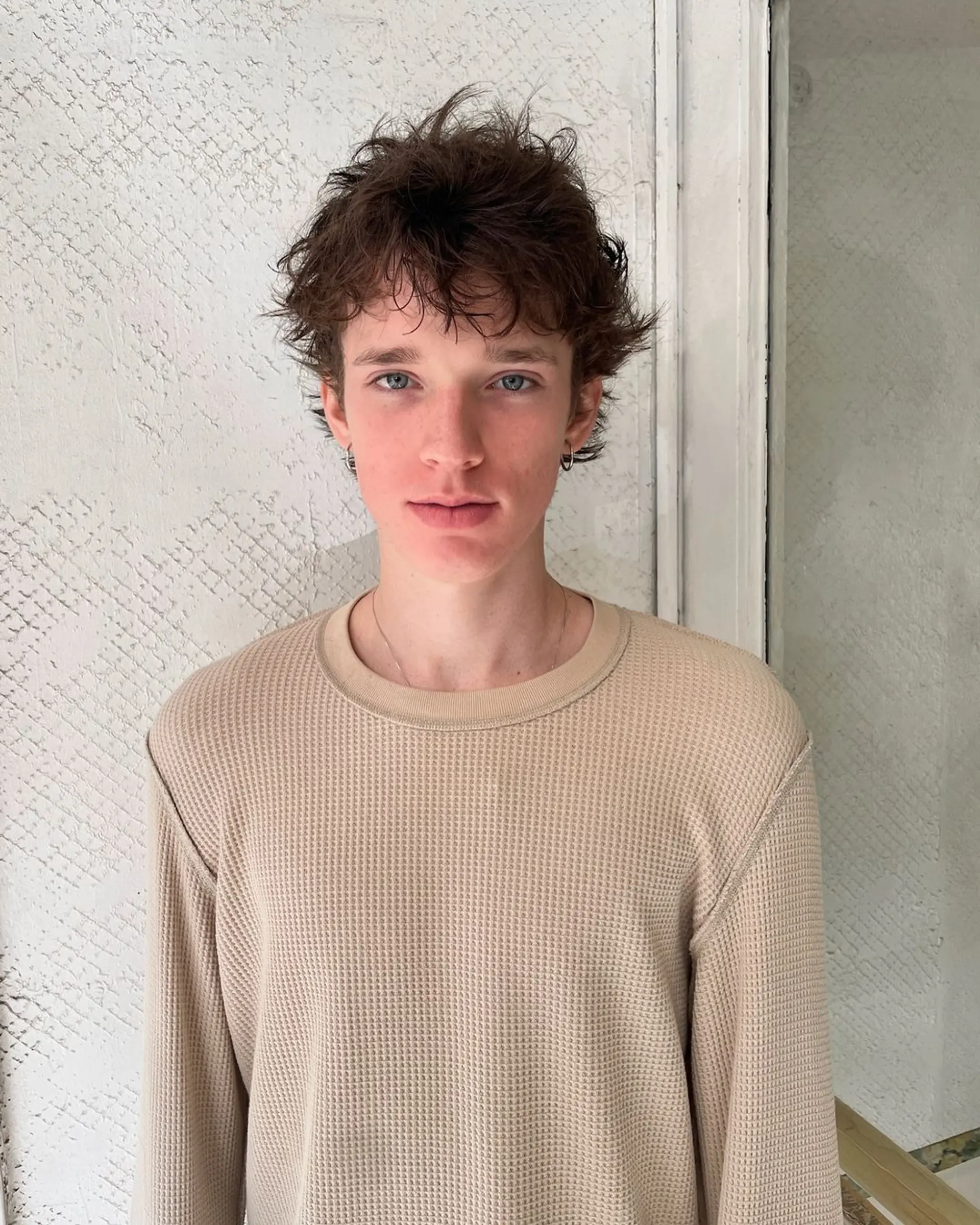 Naturally messy texture with soft, tousled waves and a relaxed fringe, creating an effortlessly stylish look. 2