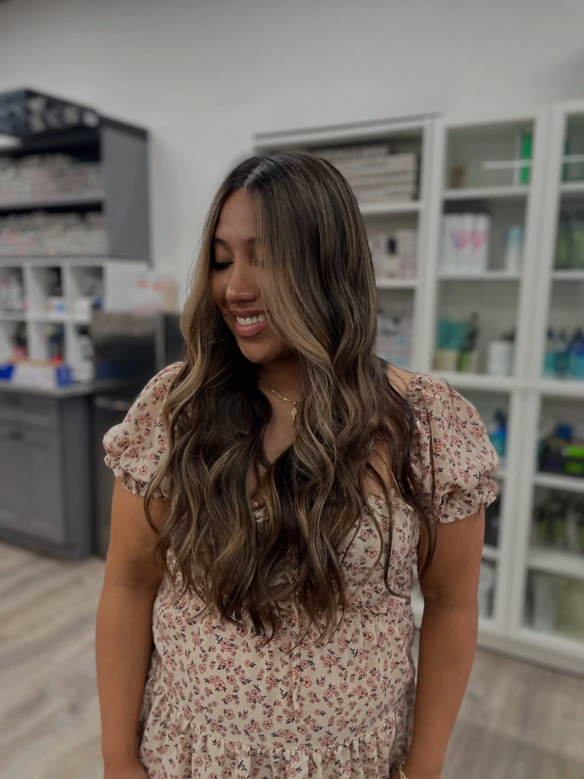 Long, flowing waves with a seamless bronde balayage that adds dimension and movement. 1