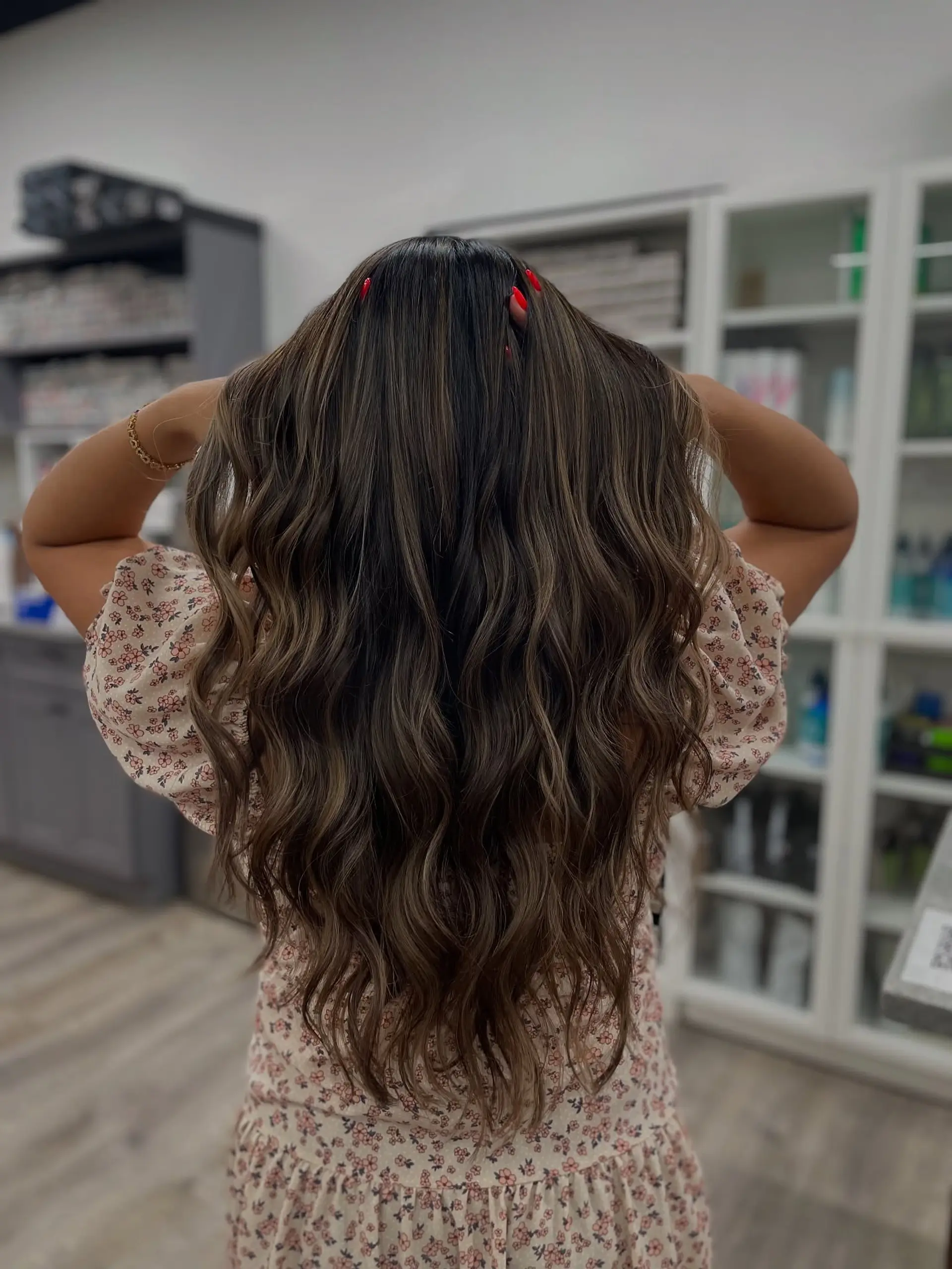 Long, flowing waves with a seamless bronde balayage that adds dimension and movement. 2