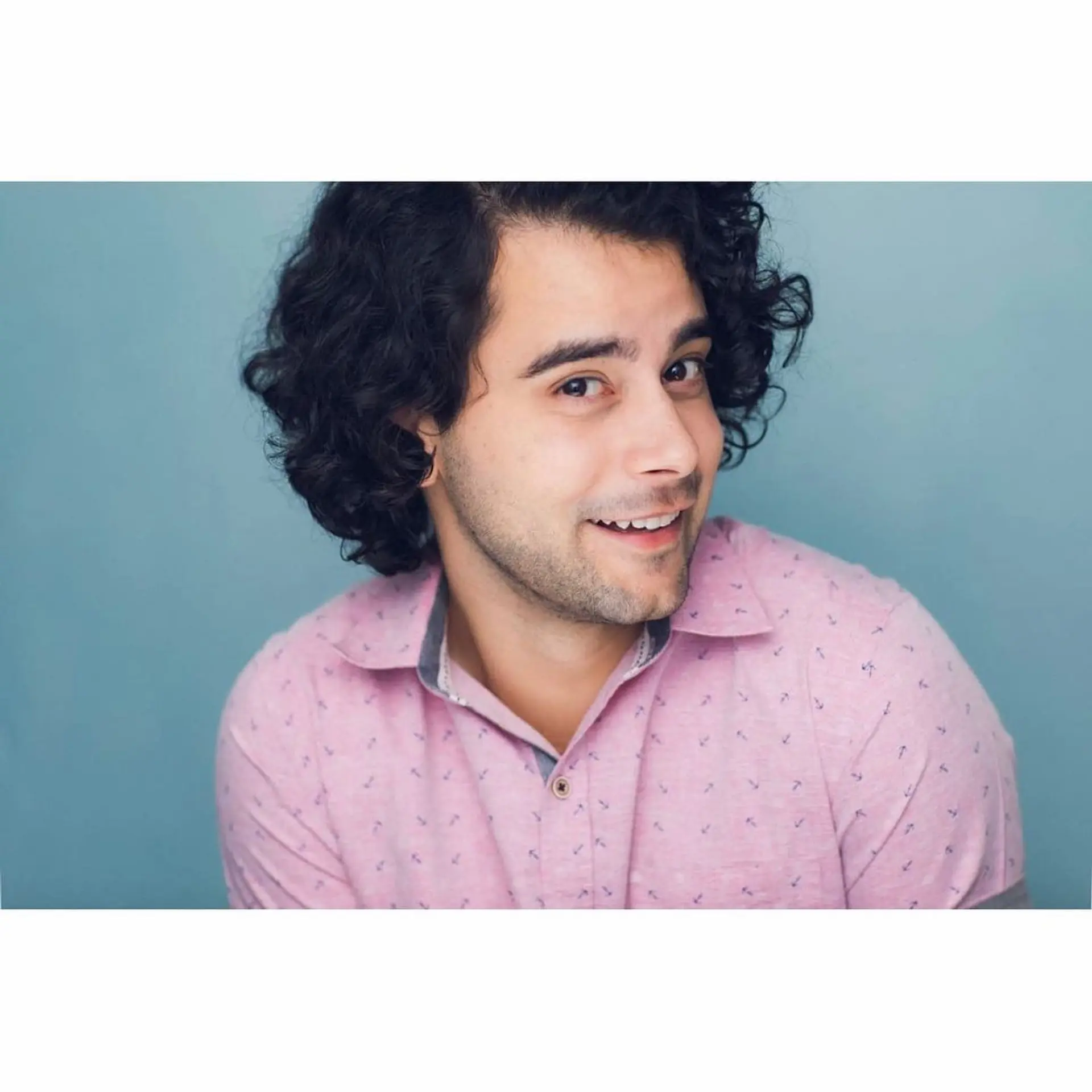 A textured, jaw-length haircut designed to enhance natural curls and volume. 1