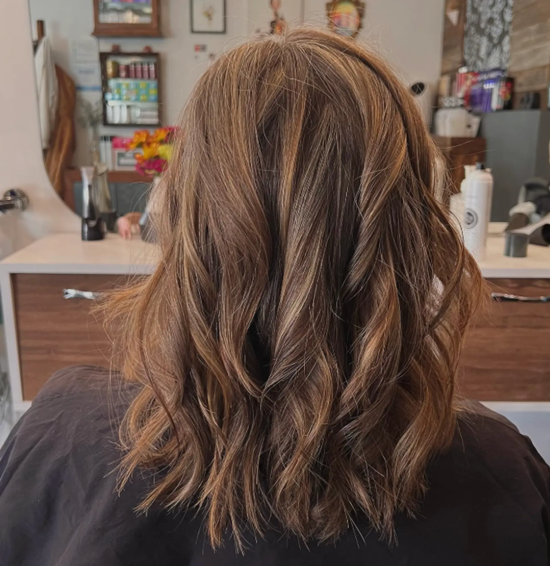 Medium-length wavy hairstyle with a bronde balayage. 1