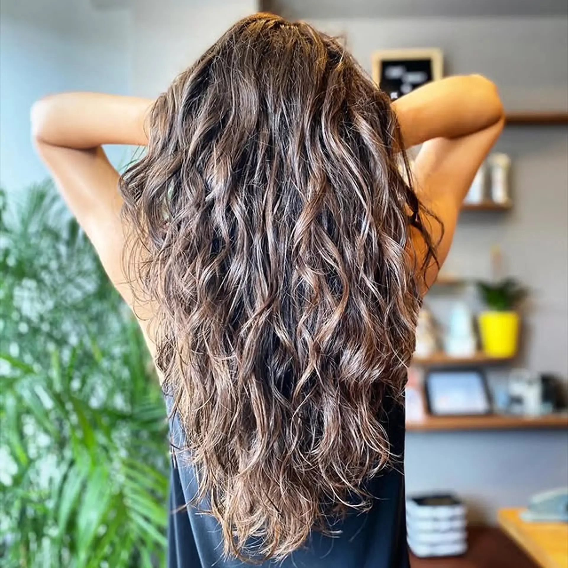 Long, wavy hairstyle with layered textured ends and a bronde balayage. 1