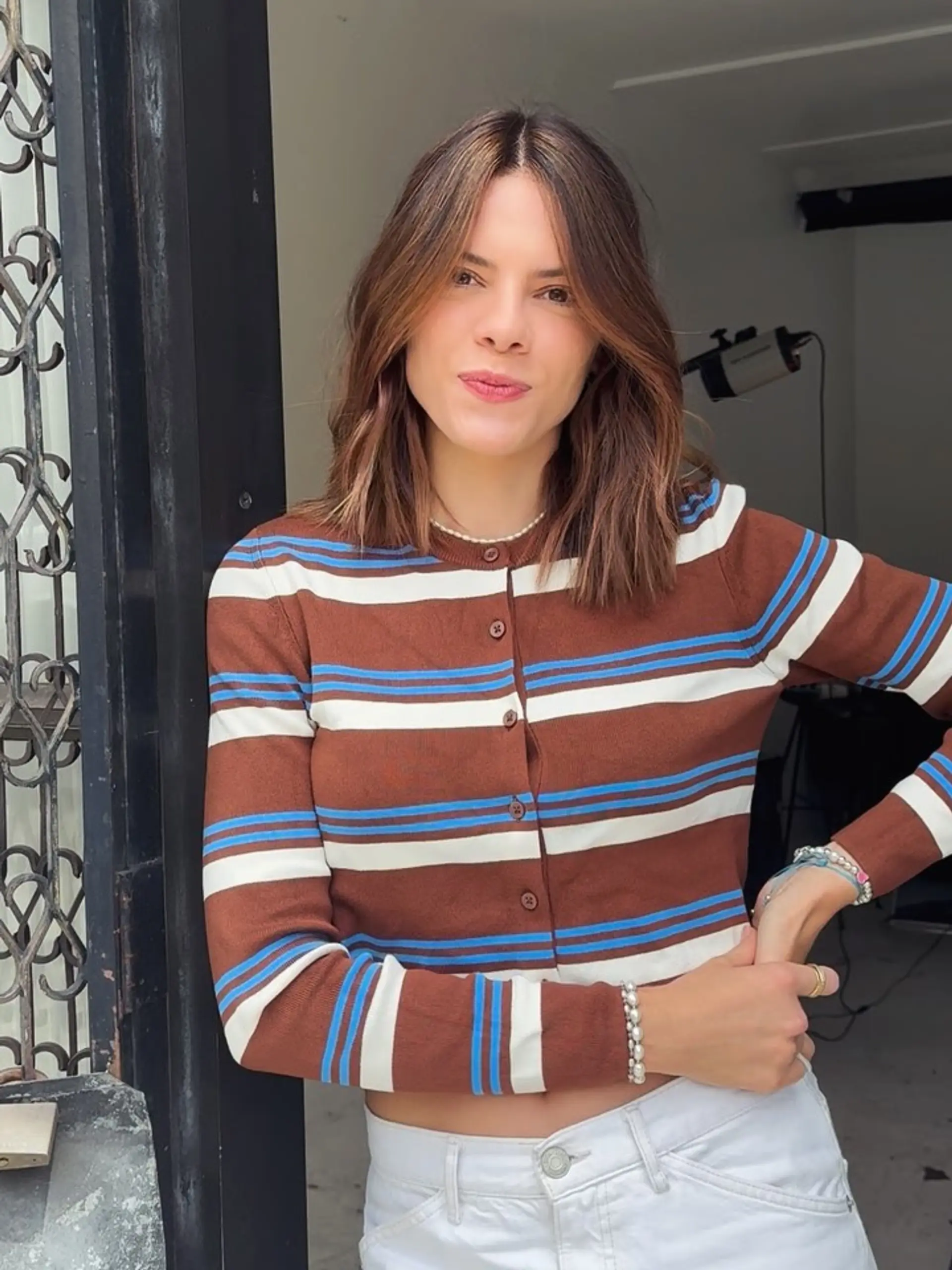 A textured shoulder-grazing lob with center-parted face-framing layers and dimensional auburn babylights. 1